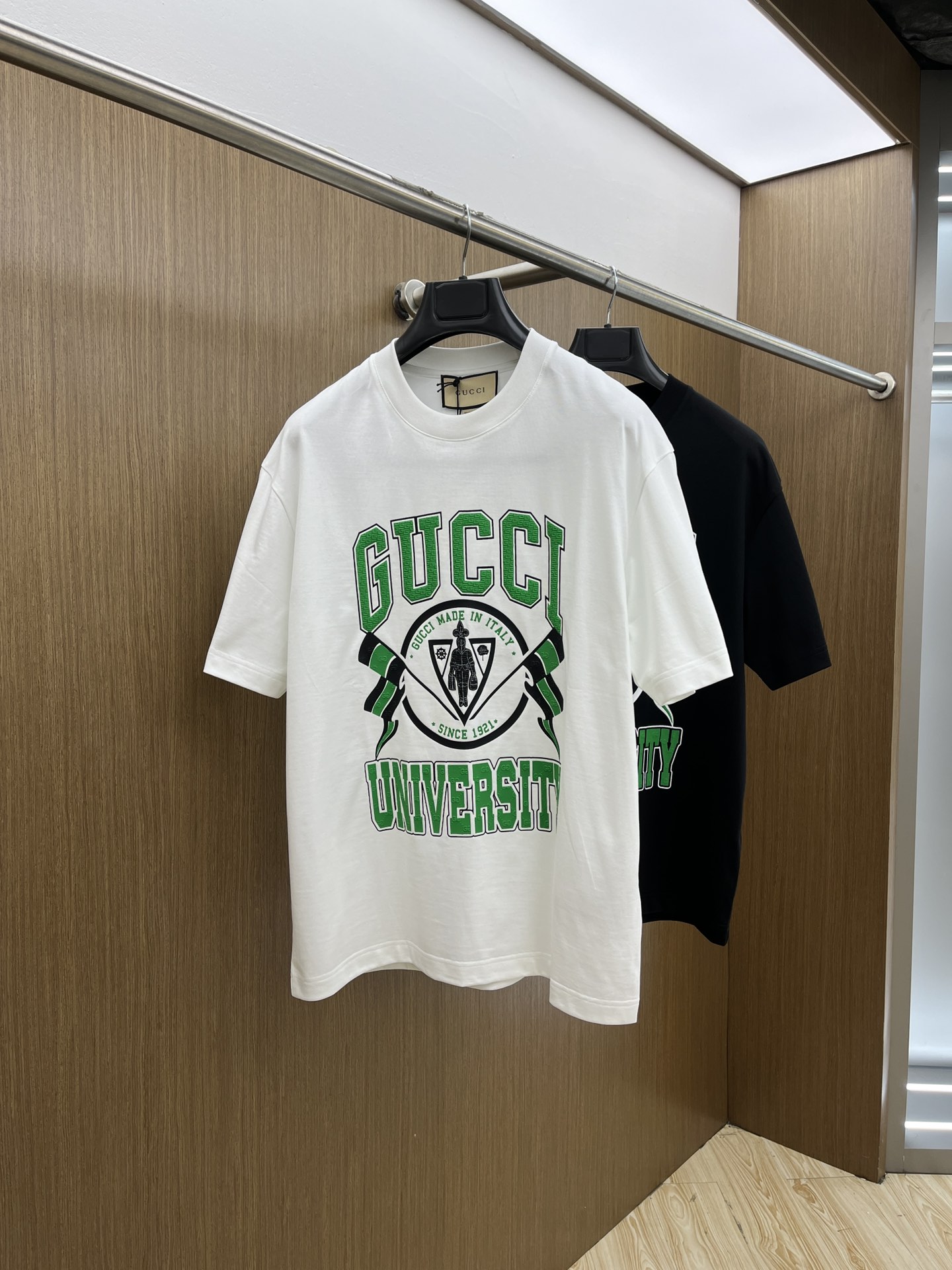 NO:126322,New Guc high-end customization 2025 spring and summer new first-time counter latest short-sleeved round-neck T-shirt high-end customization design avant-garde and fashionable!  Brand logo heavy craft design, high-end customized mercerated cloud cotton fabric, soft feel, comfortable to wear, exquisite counter-level car line, fine workmanship, invincible and handsome upper body effect!  A must-have item for handsome men!  Color black white bld code number M-3XL, gucci, T-shirt,tees, t-shirt,alexander wang19860909新款 Guc 高端定制 2025春夏新款首发专柜最新款短袖圆领T恤 高端订制 设计前卫时尚！品牌logo重工艺设计 高端定制丝光云朵棉面料.手感柔软.穿着舒适.专柜级别精致车线.做工精细.上身效果无敌帅气！型男必备单品！ 颜色黑色 白色 bld码数M-3XL,,gucci,T-shirt,tees，t-shirt,alexander wang,Men's clothing