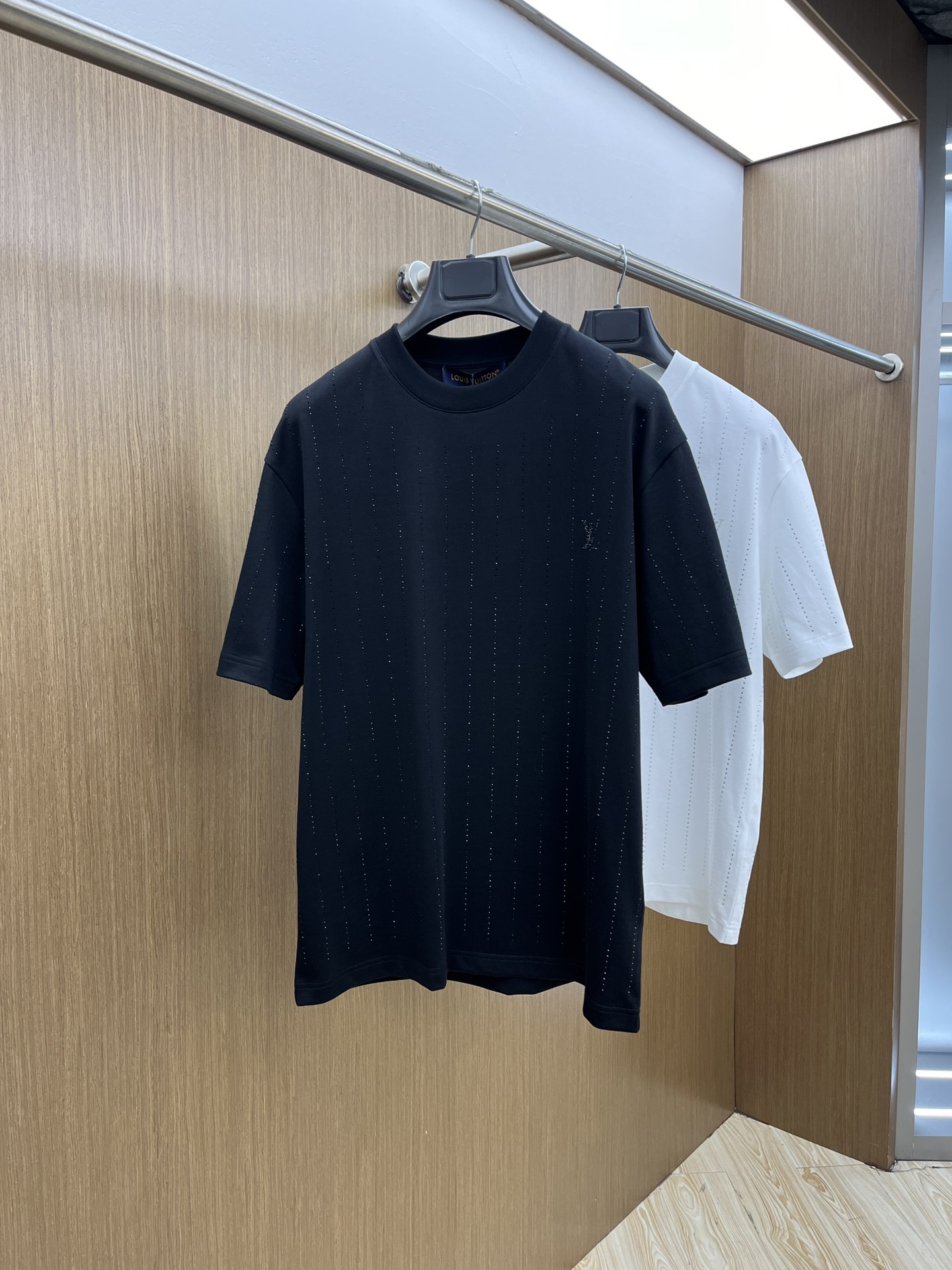 NO:506939,New LV high-end customization 2025 spring and summer new first-time counter latest short-sleeved round-neck T-shirt high-end customization design avant-garde and fashionable!  Brand logo heavy craft design, high-end customized mercerated cloud cotton fabric, soft feel, comfortable to wear, exquisite counter-level car line, fine workmanship, invincible and handsome upper body effect!  A must-have item for handsome men!  Color black white bld code number M-3XL, louis vuitton, T-shirt,tees, t-shirt,alexander wang19860909新款 LV 高端定制 2025春夏新款首发专柜最新款短袖圆领T恤 高端订制 设计前卫时尚！品牌logo重工艺设计 高端定制丝光云朵棉面料.手感柔软.穿着舒适.专柜级别精致车线.做工精细.上身效果无敌帅气！型男必备单品！ 颜色黑色 白色 bld码数M-3XL,,louis vuitton,T-shirt,tees，t-shirt,alexander wang,Men's clothing