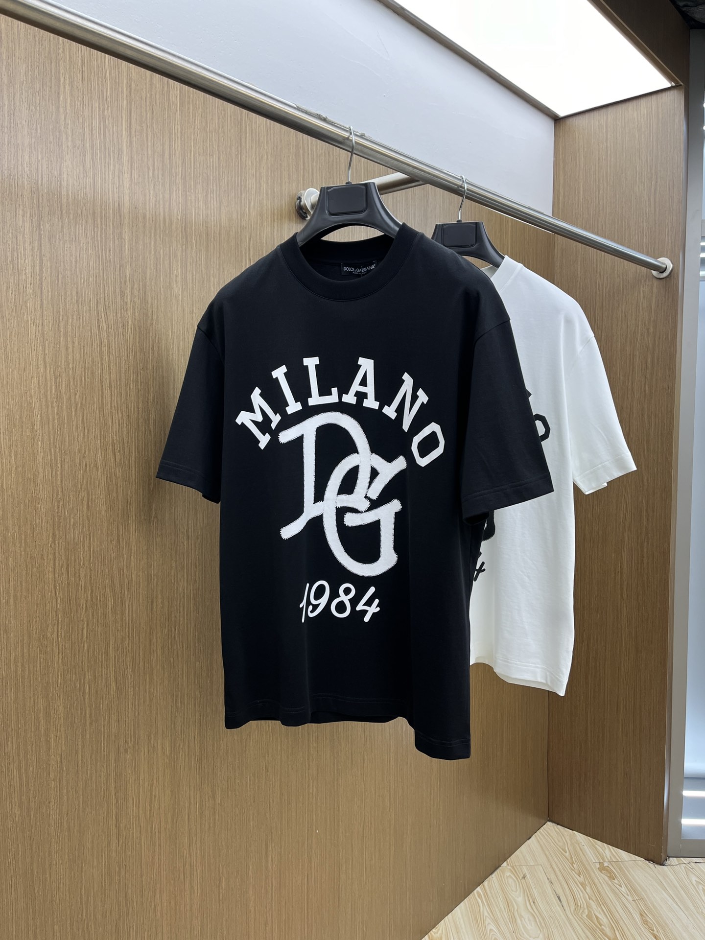 NO:501299,New DG high-end customization 2025 spring and summer new first-time counter latest short-sleeved round-neck T-shirt high-end customization design avant-garde and fashionable!  Brand logo heavy craft design, high-end customized mercerated cloud cotton fabric, soft feel, comfortable to wear, exquisite counter-level car line, fine workmanship, invincible and handsome upper body effect!  A must-have item for handsome men!  Color black white bld code number M-3XL, T-shirt,tees,t-shirt,alexander wang19860909新款 DG 高端定制 2025春夏新款首发专柜最新款短袖圆领T恤 高端订制 设计前卫时尚！品牌logo重工艺设计 高端定制丝光云朵棉面料.手感柔软.穿着舒适.专柜级别精致车线.做工精细.上身效果无敌帅气！型男必备单品！ 颜色黑色 白色 bld码数M-3XL,,T-shirt,tees，t-shirt,alexander wang,Men's clothing