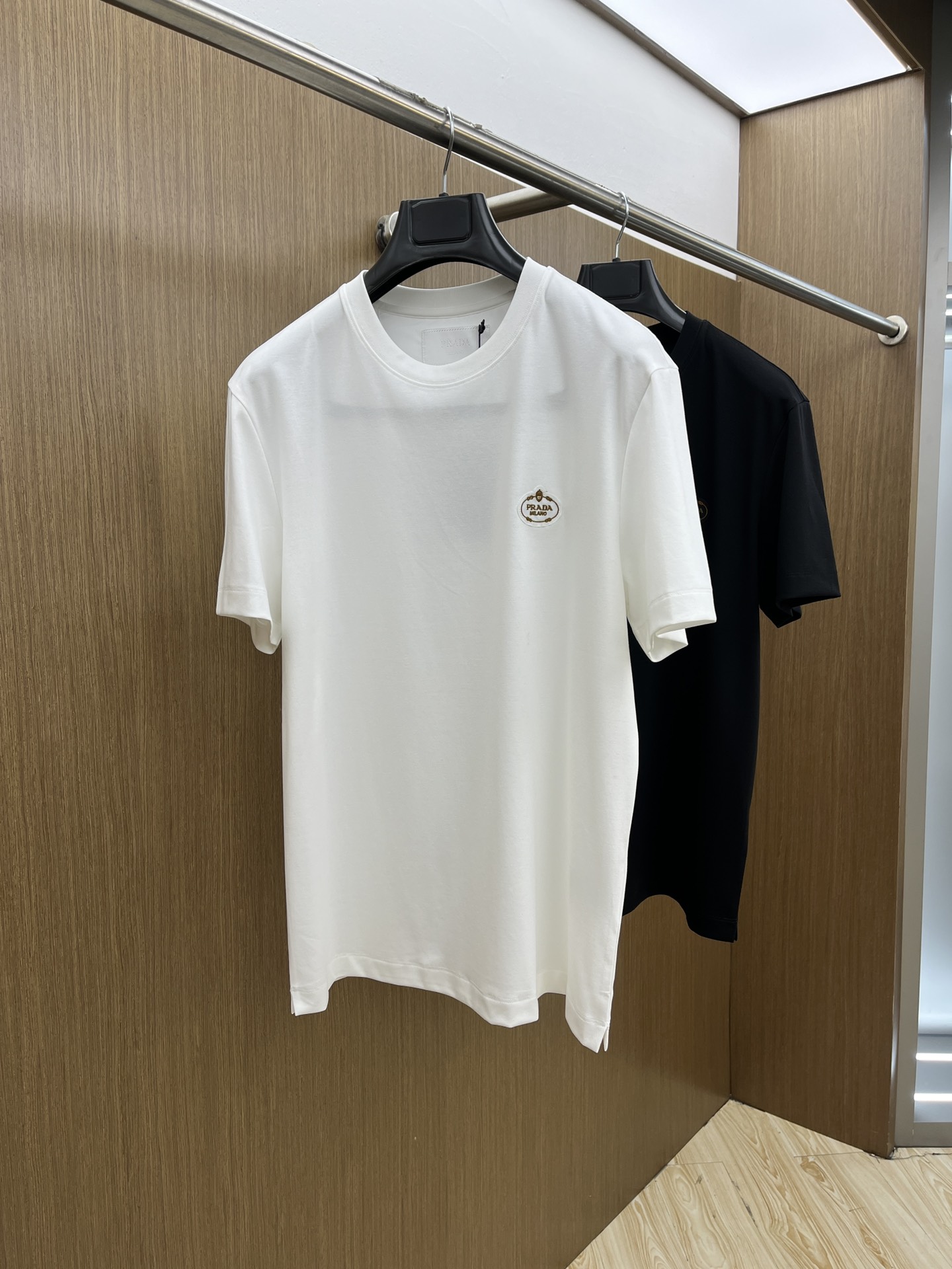 NO:119977,PD Exclusive first launch 25 early spring new short-sleeved men's daily trip to close their eyes. High-end custom fabric short-sleeved T-shirts. The charm lies in creating a simple and luxurious fashion, and feel the unique temperament of the British style at will. The loose style shows a casual and casual style. Whether it is matched with jeans, casual pants, or skirts, bjj can show a unique personality. Three standards are complete. Size M-3xl, skirts, jeans, T-shirt, tees, t-shirt, alexander wang19860909PD 独家首发 25早春新款短袖 男士日常出门闭眼搭 高级定制面料短袖T恤 魅力在于创造了简约奢华感的时尚,随意搭配感受英式风格独特气质. 宽松的版型展现出休闲随意的风格,无论是搭配牛仔裤、休闲裤、还是裙子,bjj都能展现出独特的个性 三标齐全 尺码M-3xl,,skirts,jeans,T-shirt,tees，t-shirt,alexander wang,Men's clothing