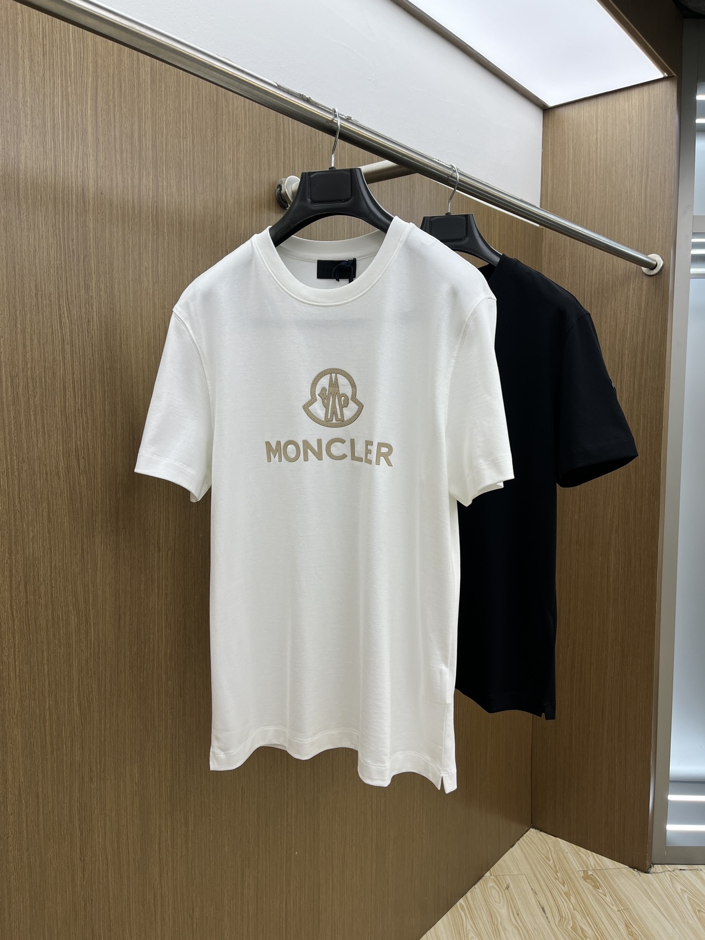 NO:119980,Mon exclusive first launch 25 early spring new short-sleeved men's daily trip to close their eyes. High-end custom fabric short-sleeved T-shirts. The charm lies in creating a simple and luxurious fashion, and feel the unique temperament of the British style at will. The loose style shows a casual and casual style. Whether it is matched with jeans, casual pants, or skirts, bjj can show a unique personality. Three standards are complete. Size M-3xl, skirts, jeans, T-shirt, tees, t-shirt, alexander wang19860909Mon 独家首发 25早春新款短袖 男士日常出门闭眼搭 高级定制面料短袖T恤 魅力在于创造了简约奢华感的时尚,随意搭配感受英式风格独特气质. 宽松的版型展现出休闲随意的风格,无论是搭配牛仔裤、休闲裤、还是裙子,bjj都能展现出独特的个性 三标齐全 尺码M-3xl,,skirts,jeans,T-shirt,tees，t-shirt,alexander wang,Men's clothing