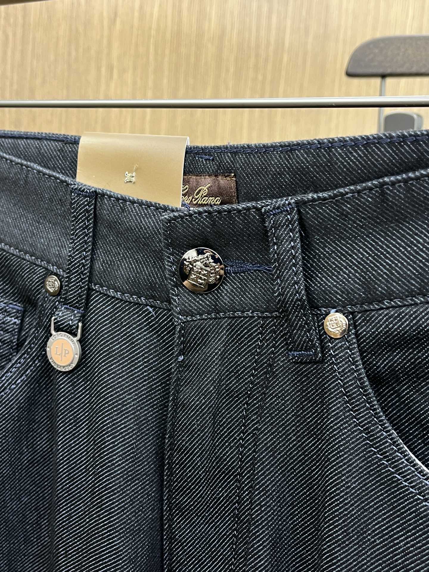  lp。 🔥🔥2045ss春夏新品，官网同步有售，男士高端商务休闲西裤，高端进口面料，带弹力，后面采用硅