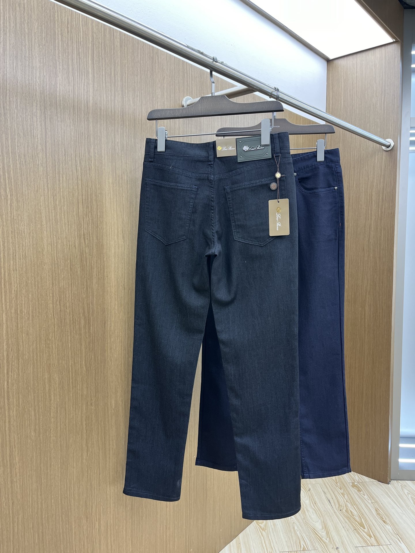  lp。 🔥🔥2045ss春夏新品，官网同步有售，男士高端商务休闲西裤，高端进口面料，带弹力，后面采用硅