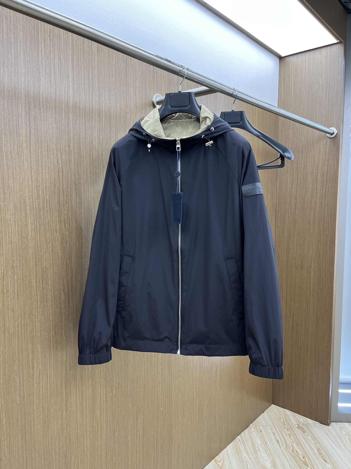 NO:119989,LV hits the first release, the new 2025 spring and summer new men's double-sided jacket, fashionable and casual high-end version!  Customized fabrics for counters are breathable and comfortable, with impeccable details, and the brand element design concept reflects high quality. The feel is delicate and soft!  FDH presents casual cut, with a great upper body style!  Code number M-3Xl, louis vuitton, jackets & coats, jackets & coats, alexander wang19860909LV 爆款首发 2025春夏新款男士双面穿夹克外套,时尚休闲高端版本！专柜定制面料 透气舒适度高,细节无可挑剔,品牌元素设计理念,体现高品质.手感细腻柔软！fdh呈现休闲裁剪,上身版型超赞！码数M-3Xl,,louis vuitton,jackets & coats,jackets & coats,alexander wang,Men's clothing