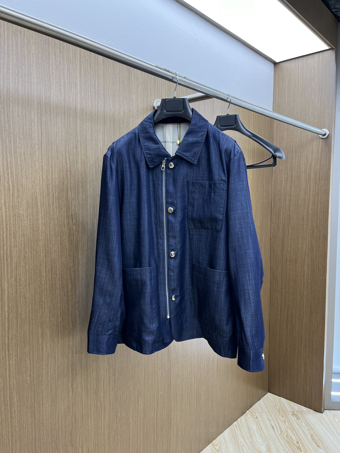 NO:119970,LP hit first release, 2025 spring and summer new men's jacket, fashionable and casual high-end version!  Customized fabrics for counters are breathable and comfortable, with impeccable details, and the brand element design concept reflects high quality. The feel is delicate and soft!  FDH presents casual cut, with a great upper body style!  Code number M-3Xl, loro piana, jackets & coats, jackets & coats, alexander wang19860909LP 爆款首发 2025春夏新款男士夹克外套,时尚休闲高端版本！专柜定制面料 透气舒适度高,细节无可挑剔,品牌元素设计理念,体现高品质.手感细腻柔软！fdh呈现休闲裁剪,上身版型超赞！码数M-3Xl,,loro piana,jackets & coats,jackets & coats,alexander wang,Men's clothing