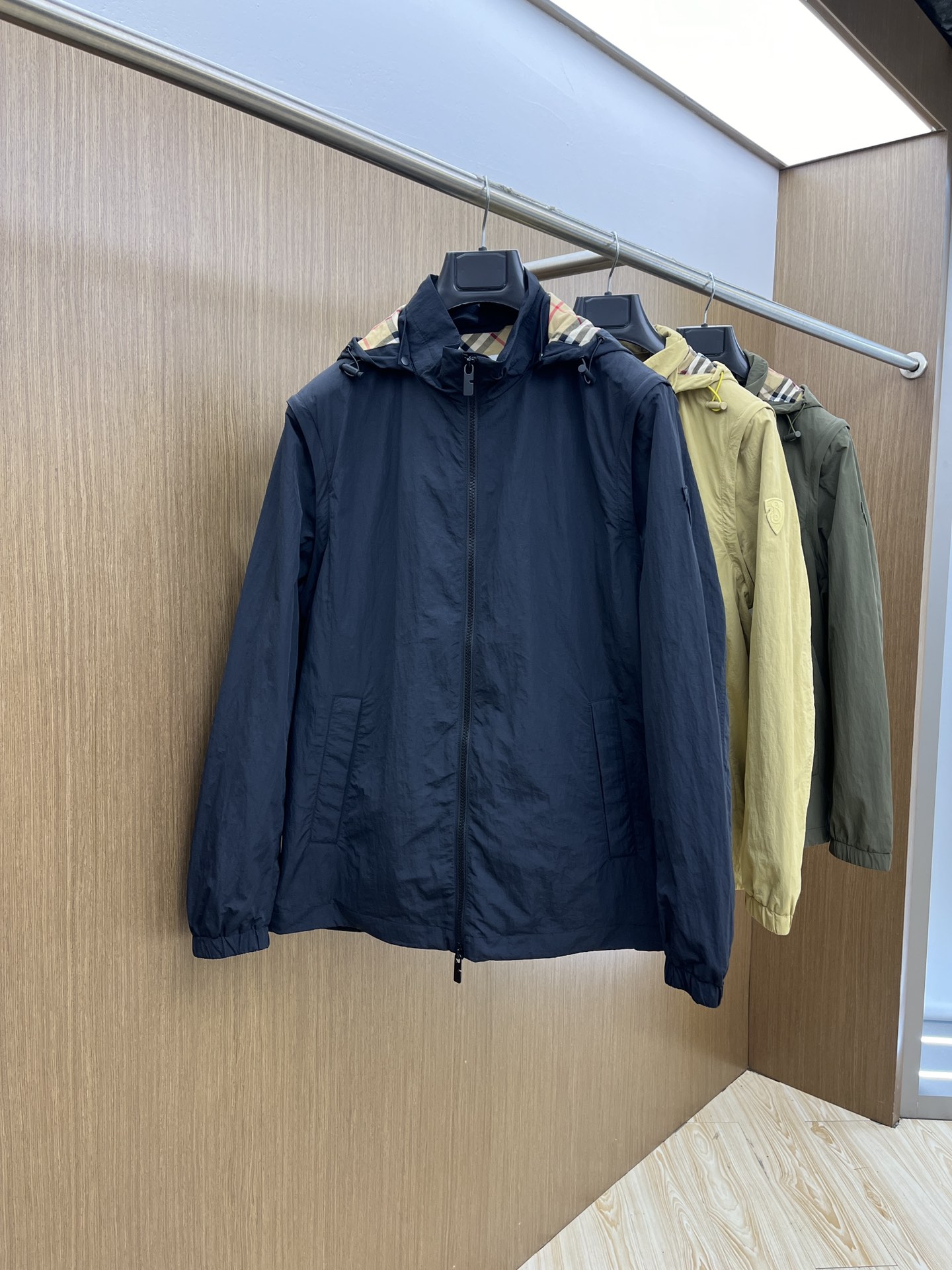 NO:121321,BBR's new sleeves removable hooded jacket, vest or jacket can be switched at any time... Italian imported fabrics are fashionable. European counters are synchronized, and the upper body is more casual and elegant. The counter's original hardware is luxurious and high-end customized new work!  Luxury brand characteristics logo embellishment design, the highest quality shipment in the market, original auxiliary materials, the ultimate luxury!  Soft and comfortable. The upper body is so handsome!  Suitable for any scene!  bjj code count: 48—56,,jackets & coats,jackets & coats,hats,alexander wang19860909BBR 新款袖子可拆连帽夹克外套 马甲或者夹克外套随时切换……意大利进口面料时尚.欧洲专柜同步,上身更随意大方,专柜原版五金奢华高档定制新作！奢华品牌特质logo点缀设计,市场最高品质出货、原版辅料,奢华极致！柔软舒适.上身爆帅！适合任意场景！bjj码数:48—56,,jackets & coats,jackets & coats,hats,alexander wang,Men's clothing