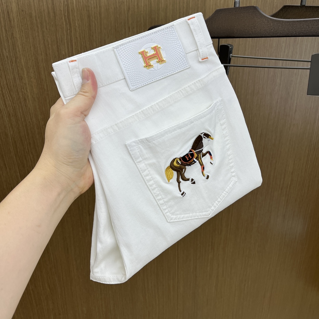 NO:121300,Her high-end customization, the latest jeans in early spring 2025, available at the counter, small foot style, imported color fixing fabric, original custom reproduction, customer-supplied hardware and auxiliary materials, original quality, heavy industry washing, fine workmanship and excellent upper body!  Preferred single product fh12 original single product, number 29-38, 35 without 37, jeans, alexander wang19860909Her 高端定制、2025早春薄款最新款牛仔裤 柜台同步发售 小脚版型,进口固色面料 原版定制复刻 客供五金辅料 原单品质 重工洗水 做工走线精细 上身绝佳！优选单品 fh12原单出品 码数29-38有35无37,,jeans,alexander wang,Men's clothing