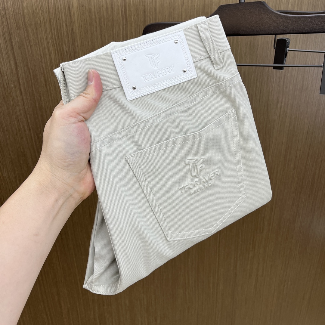 NO:121302,TF high-end customization, the latest jeans in early spring 2025, available at the counter, small foot style, imported color fixing fabric, original custom reproduction, customer-supplied hardware and auxiliary materials, original quality, heavy industry washing, fine workmanship and excellent upper body!  Preferred single product fh12 original single product, number 29-38, 35 without 37,,tom ford,jeans,alexander wang19860909TF高端定制、2025早春薄款最新款牛仔裤 柜台同步发售 小脚版型,进口固色面料 原版定制复刻 客供五金辅料 原单品质 重工洗水 做工走线精细 上身绝佳！优选单品 fh12原单出品 码数29-38有35无37,,tom ford,jeans,alexander wang,Men's clothing