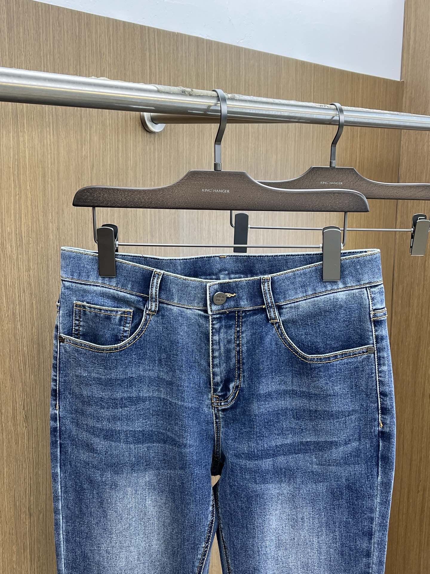 2025 Early Spring High-End Custom Jeans with Solid-Colored Fabrics and Unique Hardware Options - 图片 3