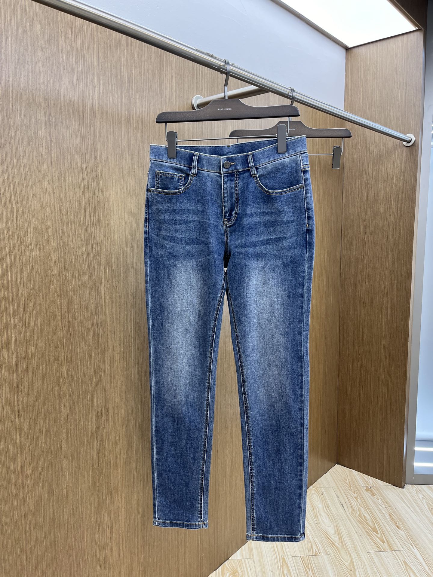 2025 Early Spring High-End Custom Jeans with Solid-Colored Fabrics and Unique Hardware Options - 图片 2