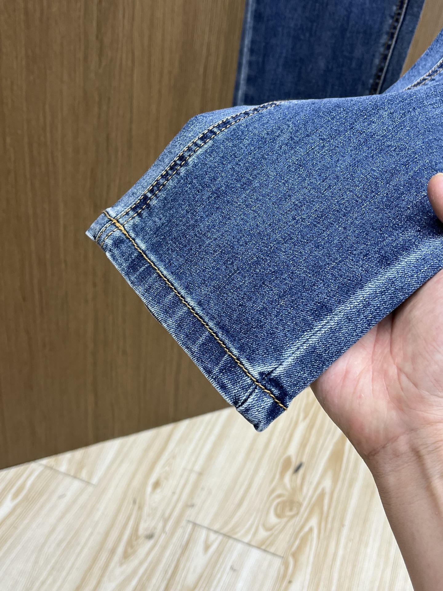 2025 Early Spring High-End Custom Jeans with Solid-Colored Fabrics and Unique Hardware Options - 图片 7