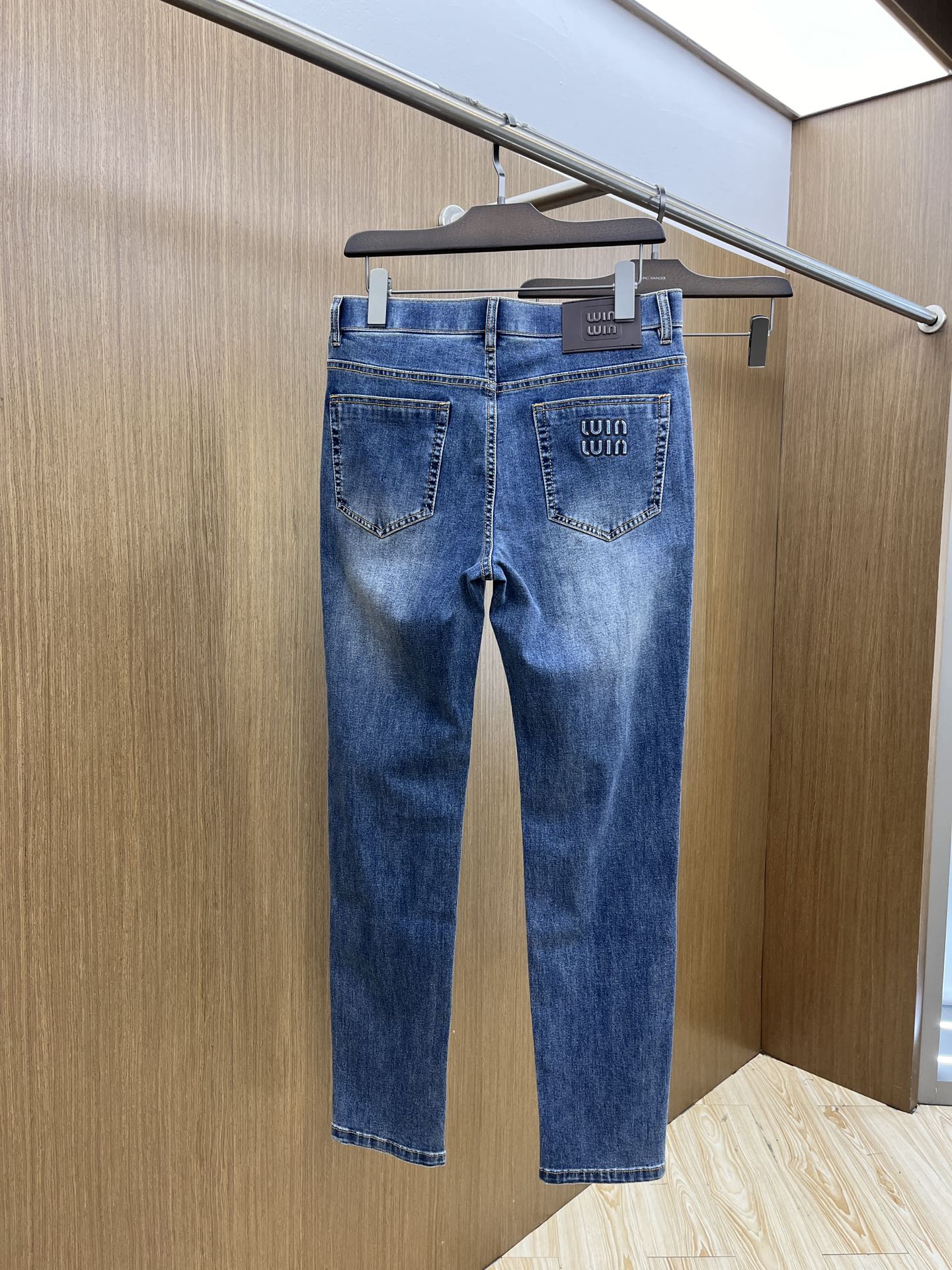 2025 Early Spring High-End Custom Jeans with Solid-Colored Fabrics and Unique Hardware Options - 图片 8