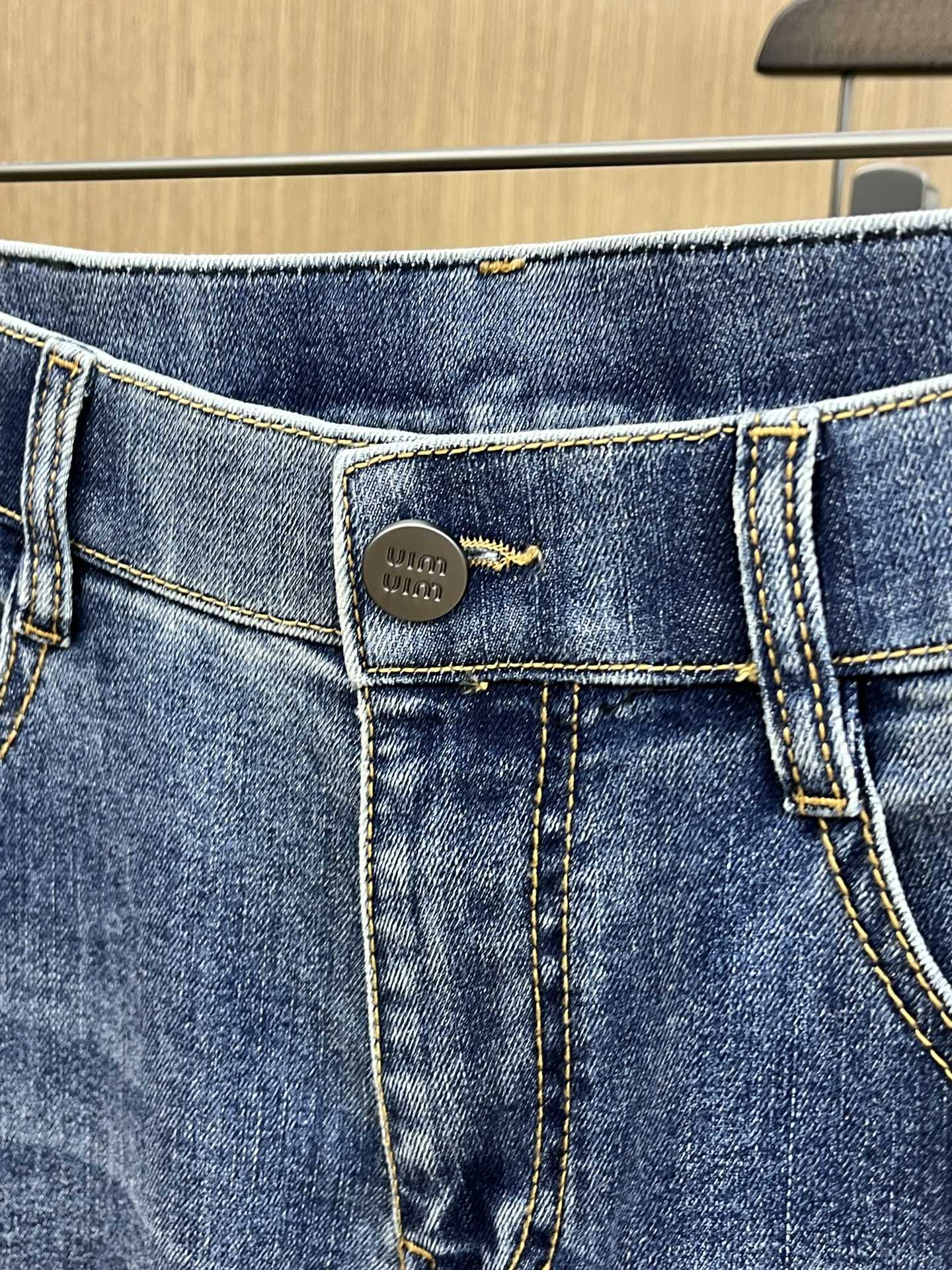 2025 Early Spring High-End Custom Jeans with Solid-Colored Fabrics and Unique Hardware Options - 图片 4