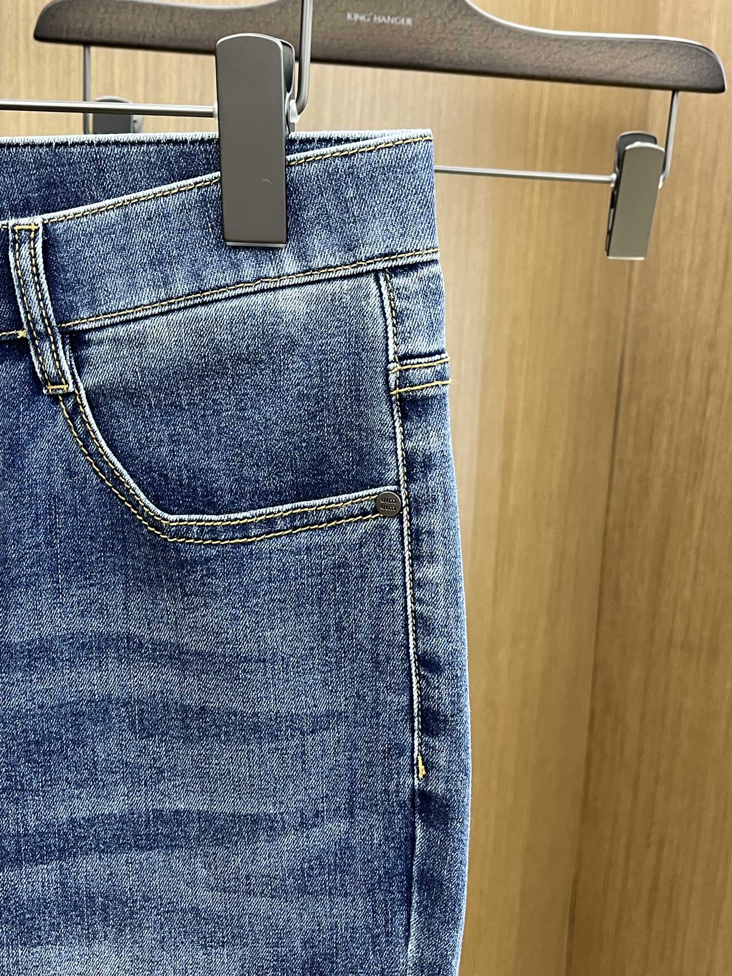 2025 Early Spring High-End Custom Jeans with Solid-Colored Fabrics and Unique Hardware Options - 图片 6