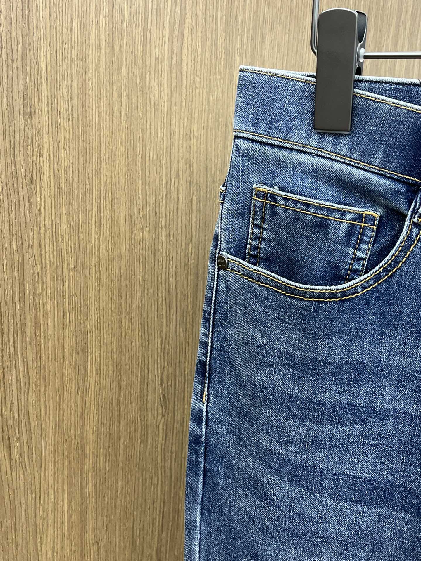 2025 Early Spring High-End Custom Jeans with Solid-Colored Fabrics and Unique Hardware Options - 图片 5