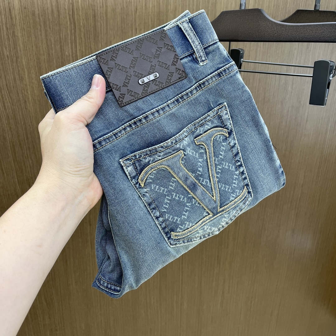 NO:121306,VLTN high-end customization, 2025 early spring thin jeans, released simultaneously on the counter, small foot style, imported color fixing fabric, original custom reproduction, customer-supplied hardware and auxiliary materials, original quality, heavy industry washing, fine workmanship and excellent upper body!  Preferred single product fh12 original single product, number 29-38, 35 without 37, jeans, alexander wang19860909VLTN 高端定制、2025早春薄款最新款牛仔裤 柜台同步发售 小脚版型,进口固色面料 原版定制复刻 客供五金辅料 原单品质 重工洗水 做工走线精细 上身绝佳！优选单品 fh12原单出品 码数29-38有35无37,,jeans,alexander wang,Men's clothing