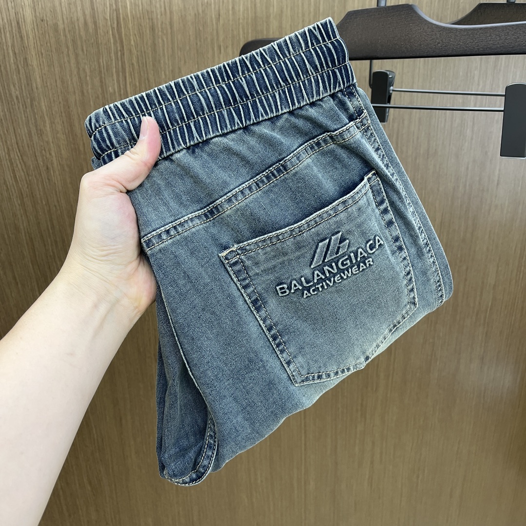 NO:121312,BBG high-end customization, the latest jeans in early spring 2025, available at the counter, small foot style, imported color fixing fabric, original custom reproduction, customer-supplied hardware and auxiliary materials, original quality, heavy industry washing, fine workmanship and excellent upper body!  Preferred single product fh12 original single product, number 29-38, 35 without 37, jeans, alexander wang19860909BBG 高端定制、2025早春薄款最新款牛仔裤 柜台同步发售 小脚版型,进口固色面料 原版定制复刻 客供五金辅料 原单品质 重工洗水 做工走线精细 上身绝佳！优选单品 fh12原单出品 码数29-38有35无37,,jeans,alexander wang,Men's clothing