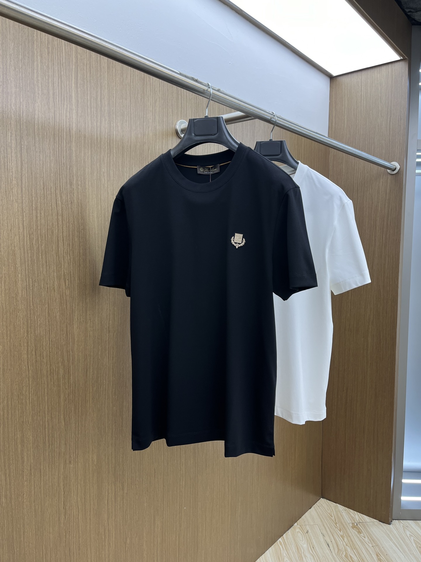 NO:121315,LP exclusive first launch 25 early spring new short-sleeved men's daily eyes closed when going out. High-end custom fabric short-sleeved T-shirts. The charm lies in creating a simple and luxurious fashion, and feel the unique temperament of the British style at will. The loose style shows a casual and casual style. Whether it is matched with jeans, casual pants, or skirts, bjj can show a unique personality. Three standards are complete. Sizes M-3xl, loro piana, skirts, jeans, T-shirt, tees, t-shirt, alexander wang19860909LP 独家首发 25早春新款短袖 男士日常出门闭眼搭 高级定制面料短袖T恤 魅力在于创造了简约奢华感的时尚,随意搭配感受英式风格独特气质. 宽松的版型展现出休闲随意的风格,无论是搭配牛仔裤、休闲裤、还是裙子,bjj都能展现出独特的个性 三标齐全 尺码M-3xl,,loro piana,skirts,jeans,T-shirt,tees，t-shirt,alexander wang,Men's clothing