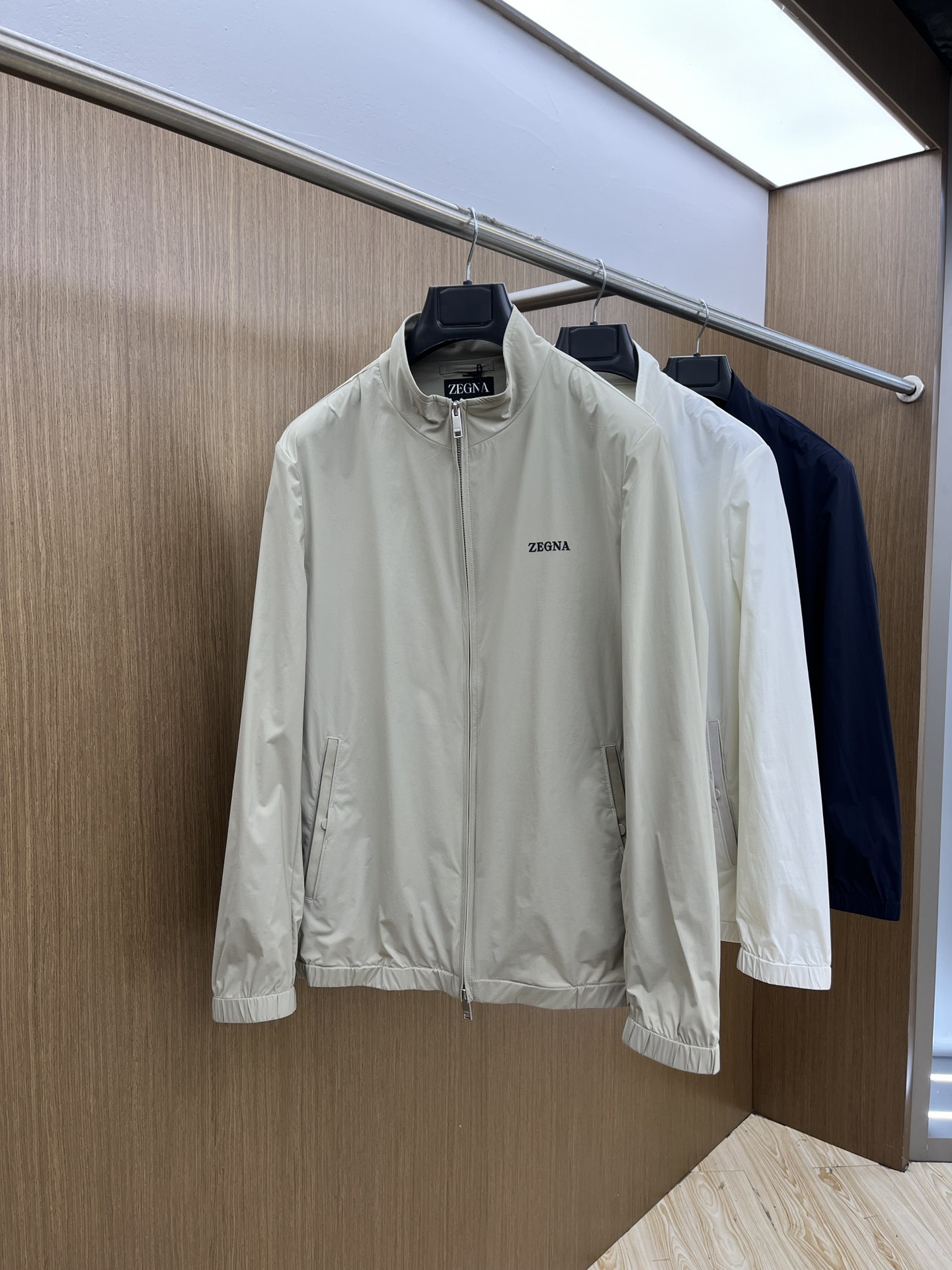 NO:121324,ZZ new thin windbreaker jacket, imported Italian fabrics are fashionable. European counters are synchronized, and the upper body is more casual and elegant. The original hardware of the counter is luxurious and high-end customized new!  Luxury brand characteristics logo embellishment design, the highest quality shipment in the market, original auxiliary materials, the ultimate luxury!  Soft and comfortable. The upper body is so handsome!  Suitable for any scene!  bjj code count: 48-56,,jackets & coats,alexander wang19860909ZZ 新款薄款风衣外套 意大利进口面料时尚.欧洲专柜同步,上身更随意大方,专柜原版五金奢华高档定制新作！奢华品牌特质logo点缀设计,市场最高品质出货、原版辅料,奢华极致！柔软舒适.上身爆帅！适合任意场景！bjj码数:48—56,,jackets & coats,alexander wang,Men's clothing