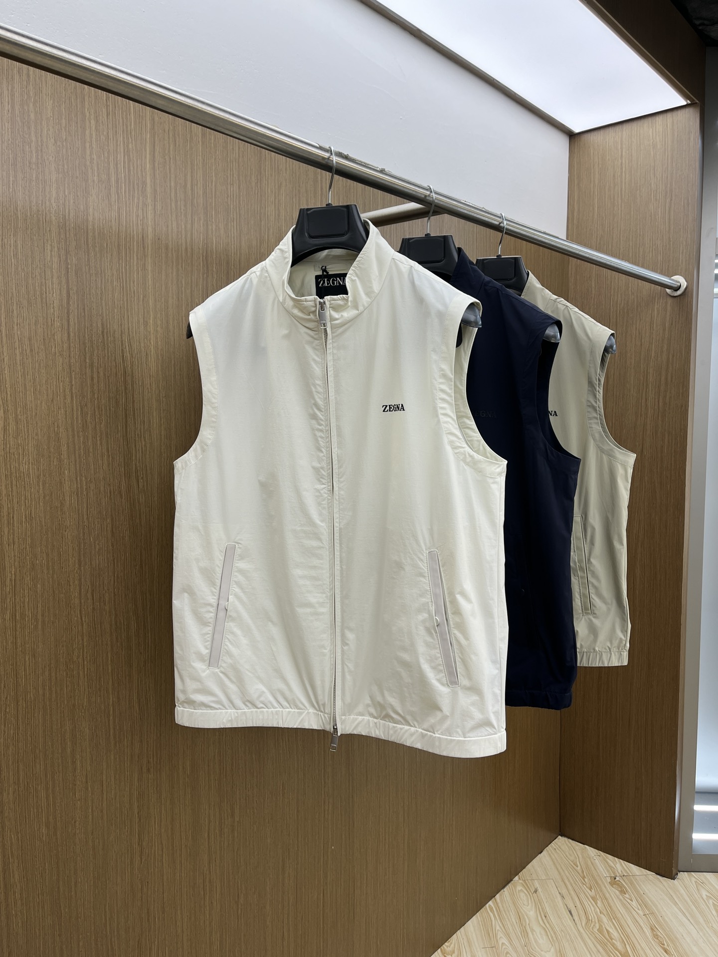 NO:121327,ZZ's new thin windbreaker vest, imported Italian fabrics are fashionable. European counters are synchronized, and the upper body is more casual and elegant. The original hardware of the counter is luxurious and high-end customized new work!  Luxury brand characteristics logo embellishment design, the highest quality shipment in the market, original auxiliary materials, the ultimate luxury!  Soft and comfortable. The upper body is so handsome!  Suitable for any scene!  bjj code number: 48-56, alexander wang19860909ZZ 新款薄款风衣马甲 意大利进口面料时尚.欧洲专柜同步,上身更随意大方,专柜原版五金奢华高档定制新作！奢华品牌特质logo点缀设计,市场最高品质出货、原版辅料,奢华极致！柔软舒适.上身爆帅！适合任意场景！bjj码数:48—56,,alexander wang,Men's clothing