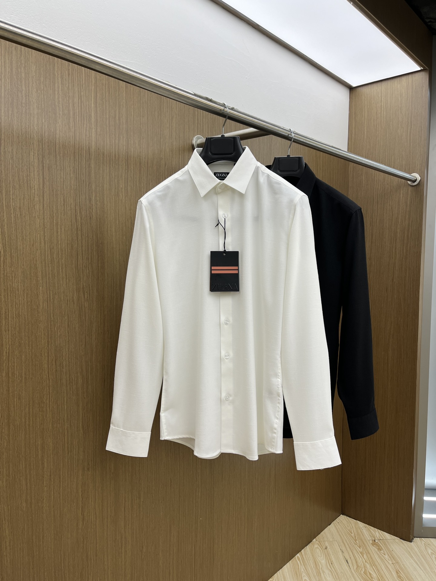 NO:121330,ZEGNA men's long-sleeved shirt design follows his modern minimalist tone, bringing the Italian urban noble style to the extreme. The overall shape is clean and neat, without any unnecessary elements. From the simplicity, it can be easily played with in business and casualness! It is a basic item with formal style. It uses solid color matching to highlight the beautiful finishing effect of fine fabrics. This crafted shirt is made of long-sleeved style and is equipped with a wide angle collar. The material is comfortable and easy to take care of. The clothing made of this fabric is very light and silky, soft in touch, and is more skin-friendly, perfectly compatible with the comfort and texture beauty!  !  !  The classic micro-slim fit style continues the unique Italian style charm of his home. Whether it is a casual cardigan or a formal suit, it has a gentlemanly elegance! SMLXLXXL, zegna, shirts, business suit, alexander wang19860909杰尼亚ZEGNA 男士长袖衬衫 设计上沿袭了他家现代极简主义基调,将意式的都市高贵格调发挥到极致,整体造型干净利落,无任何多余元素,由至简演绎从容姿态,商务休闲都能轻松玩转! 搭配正装造型的基础单品.运用纯色配色,凸显精细面料的优美饰面效果.此款精裁衬衫采用长袖款式,配以宽角领.材质舒适,容易打理.这种面料制成的服装十分轻盈丝滑,触感柔软,更为亲肤,完美兼容了舒适感与肌理美感！！！经典微修身版型,延续了他家特有的意式风格魅力,ftd不论配休闲的开衫还是正式的西装,都自带一份绅士的优雅感!SMLXLXXL,,zegna,shirts,business suit,alexander wang,Men's clothing