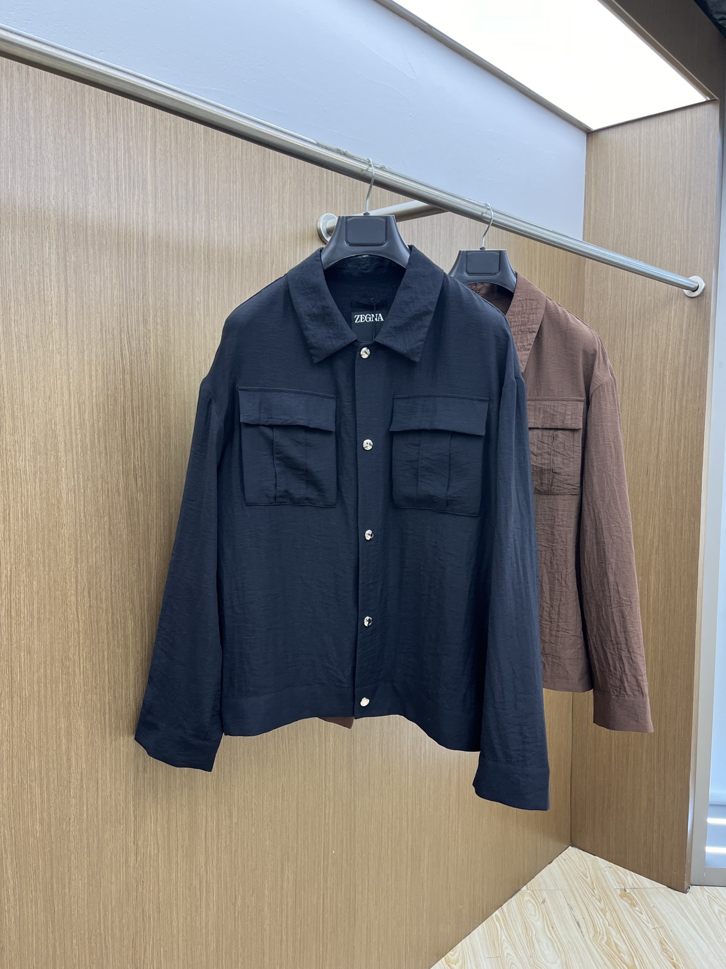 NO:121320,ZZ's hot-selling debut, the new men's jacket in spring and summer 2025, a fashionable and casual high-end version!  Customized fabrics for counters are breathable and comfortable, with impeccable details, and the brand element design concept reflects high quality. The feel is delicate and soft!  FDH presents casual cut, with a great upper body style!  Code number M-3Xl,,jackets & coats,jackets & coats,alexander wang19860909ZZ 爆款首发 2025春夏新款男士夹克外套,时尚休闲高端版本！专柜定制面料 透气舒适度高,细节无可挑剔,品牌元素设计理念,体现高品质.手感细腻柔软！fdh呈现休闲裁剪,上身版型超赞！码数M-3Xl,,jackets & coats,jackets & coats,alexander wang,Men's clothing