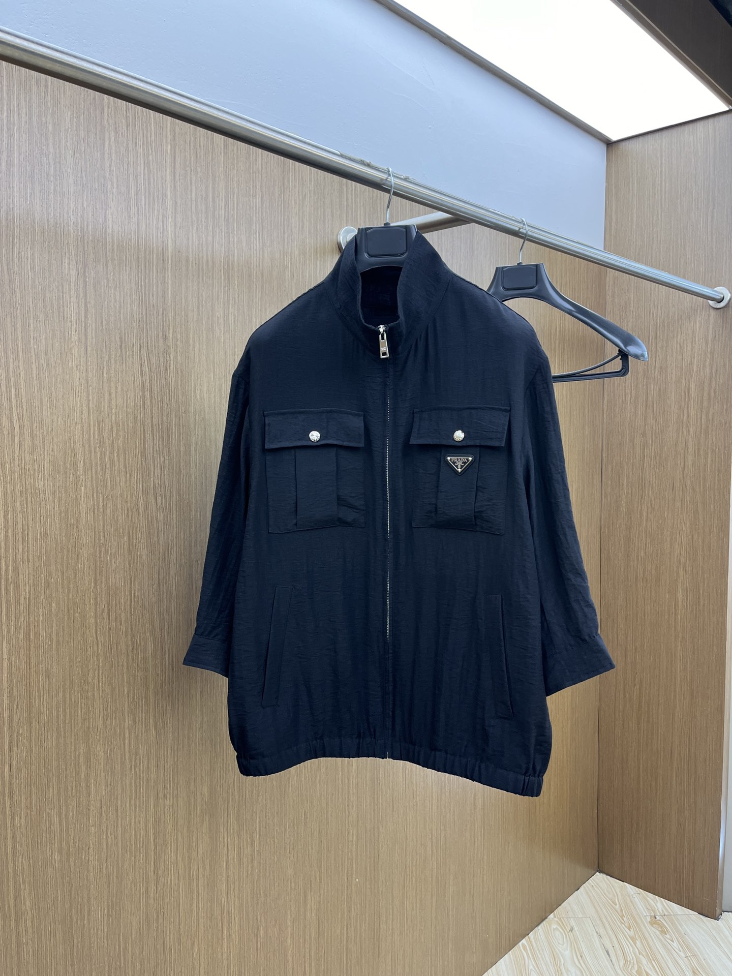 NO:121326,PD hot-selling debut 2025 spring and summer new men's jacket, fashionable and casual high-end version!  Customized fabrics for counters are breathable and comfortable, with impeccable details, and the brand element design concept reflects high quality. The feel is delicate and soft!  FDH presents casual cut, with a great upper body style!  Code number M-3Xl,,jackets & coats,jackets & coats,alexander wang19860909PD 爆款首发 2025春夏新款男士夹克外套,时尚休闲高端版本！专柜定制面料 透气舒适度高,细节无可挑剔,品牌元素设计理念,体现高品质.手感细腻柔软！fdh呈现休闲裁剪,上身版型超赞！码数M-3Xl,,jackets & coats,jackets & coats,alexander wang,Men's clothing