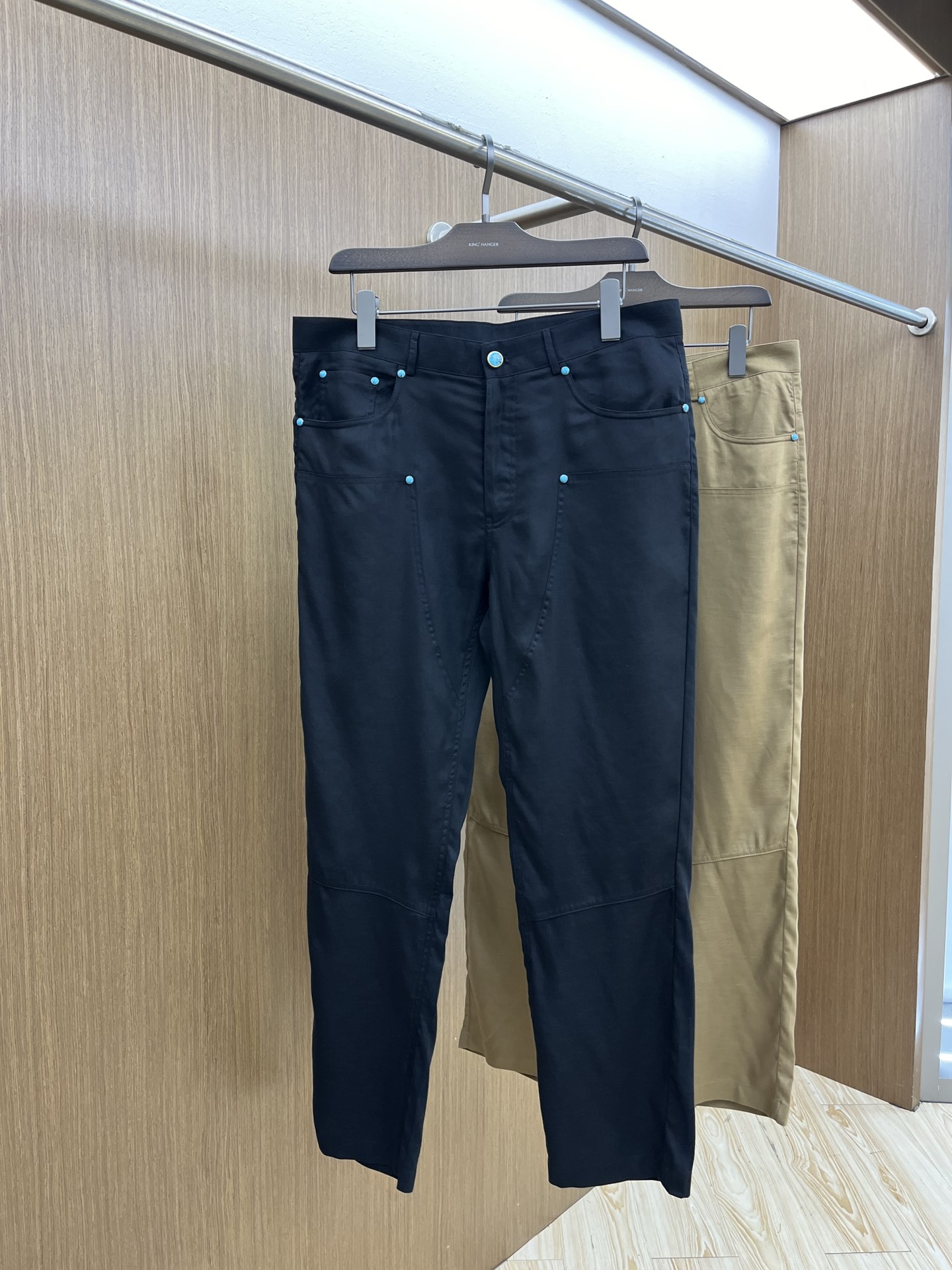 NO:127498,LV spring and summer casual pants are a new interpretation of aesthetics, interpreting a strong style of style, with a strong sense of detail and design. Classic brand logos are used as color matching to interpret classic brand fashion, adding luster to the overall shape. Imported fabrics are soft and comfortable. The inner woven surface is flat and breathable, simple and unique. European trade channels, Italian overseas warehouse straight hair, overseas boutique limited sales. 25 spring and summer new casual fashion pants, this pants adopts the design of a big brand to create a fashionable and trendy style, with exquisite details and excellent quality. The pants are embellished with the iconic brand logo, highlighting the brand style, and creating fashionable and diverse styles. Imported fabrics are carefully crafted, soft and comfortable, and are also skin-friendly and comfortable. They are a pair of pants that are comfortable at home and out. You can go out with a short sleeve of a jacket. FDH color black  Apricot Size: M L XL 2XL 3XL,,louis vuitton,jackets & coats,T-shirt,alexander wang19860909LV 春夏休闲裤子 美学的焕新诠释,演绎浓郁的格调型时尚风范,细节感和设计感强悍.经典品牌标识做为色彩搭配,演绎经典的品牌时尚,为整体造型增光添彩.进口面料,柔软舒适.内里织面平整透气性极佳,简洁而富有独特魅力. 欧洲贸易渠道,意大利海外仓直发,海外精品限定销售.25春夏新款休闲时尚裤,这款裤采用大牌的设计打造时尚潮流感,细节处理精致到位,展现超高的品质. 裤身上点缀标志性品牌标识,彰显品牌格调,打造时尚多样的造型.进口面料精心打造,柔软舒适,还亲肤舒适,是居家和外出都很舒适的一款裤子,随便搭个外套短袖就可以出门啦fdh 颜色黑色 杏色 尺码:M L XL 2XL 3XL,,louis vuitton,jackets & coats,T-shirt,alexander wang,Men's clothing