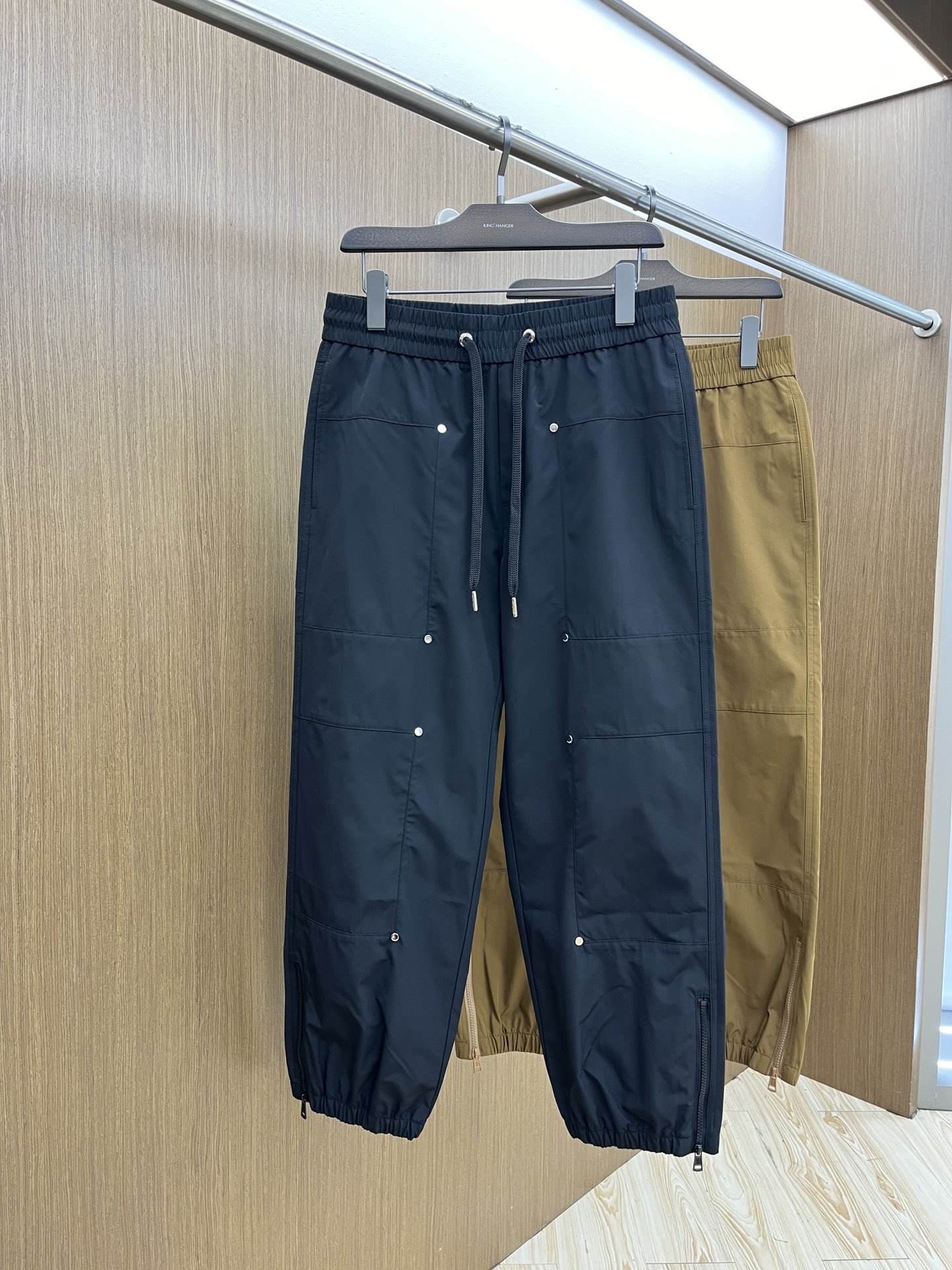 NO:127499,Mon spring and summer casual pants are a new interpretation of aesthetics, interpreting a strong style of style, with a strong sense of detail and design. Classic brand logos are used as color matching to interpret classic brand fashion, adding luster to the overall shape. Imported fabrics are soft and comfortable. The inner woven surface is flat and breathable, simple and unique charm. European trade channels, Italian overseas warehouse straight hair, and overseas boutique limited sales. 25 spring and summer new casual fashion pants, this pants adopts the design of a big brand to create a fashionable and trendy style, with exquisite details and excellent quality. The pants are embellished with the iconic brand logo, highlighting the brand style, and creating fashionable and diverse styles. Imported fabrics are carefully crafted, soft and comfortable, and are also skin-friendly and comfortable. They are a pair of pants that are comfortable for both home and out. You can go out with a short sleeve of a jacket. FDH color black  Apricot Size: M L XL 2XL 3XL,,jackets & coats,T-shirt,alexander wang19860909Mon 春夏休闲裤子 美学的焕新诠释,演绎浓郁的格调型时尚风范,细节感和设计感强悍.经典品牌标识做为色彩搭配,演绎经典的品牌时尚,为整体造型增光添彩.进口面料,柔软舒适.内里织面平整透气性极佳,简洁而富有独特魅力. 欧洲贸易渠道,意大利海外仓直发,海外精品限定销售.25春夏新款休闲时尚裤,这款裤采用大牌的设计打造时尚潮流感,细节处理精致到位,展现超高的品质. 裤身上点缀标志性品牌标识,彰显品牌格调,打造时尚多样的造型.进口面料精心打造,柔软舒适,还亲肤舒适,是居家和外出都很舒适的一款裤子,随便搭个外套短袖就可以出门啦fdh 颜色黑色 杏色 尺码:M L XL 2XL 3XL,,jackets & coats,T-shirt,alexander wang,Men's clothing