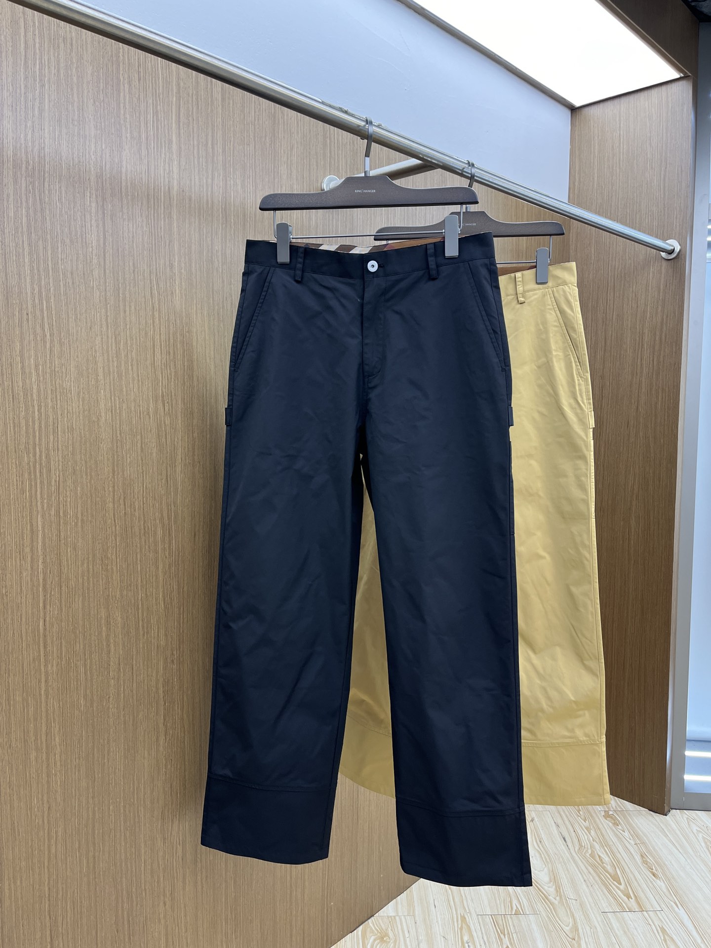 NO:127501,BBR Spring and Summer casual pants are a new interpretation of aesthetics, interpreting a strong style of style, with a strong sense of detail and design. Classic brand logos are used as color matching to interpret classic brand fashion, adding luster to the overall shape. Imported fabrics are soft and comfortable. The inner woven surface is flat and breathable, simple and unique charm. European trade channels, Italian overseas warehouse straight hair, overseas boutique limited sales. 25 spring and summer new casual fashion pants, this pants adopts the design of a big brand to create a fashionable and trendy style, with exquisite details and excellent quality. The pants are embellished with the iconic brand logo, highlighting the brand style, and creating fashionable and diverse styles. Imported fabrics are carefully crafted, soft and comfortable, and are also skin-friendly and comfortable. They are a pair of pants that are comfortable for both home and out. You can go out with a short sleeve of a jacket. FDH color black  Apricot Size: M L XL 2XL 3XL,,jackets & coats,T-shirt,alexander wang19860909BBR 春夏休闲裤子 美学的焕新诠释,演绎浓郁的格调型时尚风范,细节感和设计感强悍.经典品牌标识做为色彩搭配,演绎经典的品牌时尚,为整体造型增光添彩.进口面料,柔软舒适.内里织面平整透气性极佳,简洁而富有独特魅力. 欧洲贸易渠道,意大利海外仓直发,海外精品限定销售.25春夏新款休闲时尚裤,这款裤采用大牌的设计打造时尚潮流感,细节处理精致到位,展现超高的品质. 裤身上点缀标志性品牌标识,彰显品牌格调,打造时尚多样的造型.进口面料精心打造,柔软舒适,还亲肤舒适,是居家和外出都很舒适的一款裤子,随便搭个外套短袖就可以出门啦fdh 颜色黑色 杏色 尺码:M L XL 2XL 3XL,,jackets & coats,T-shirt,alexander wang,Men's clothing