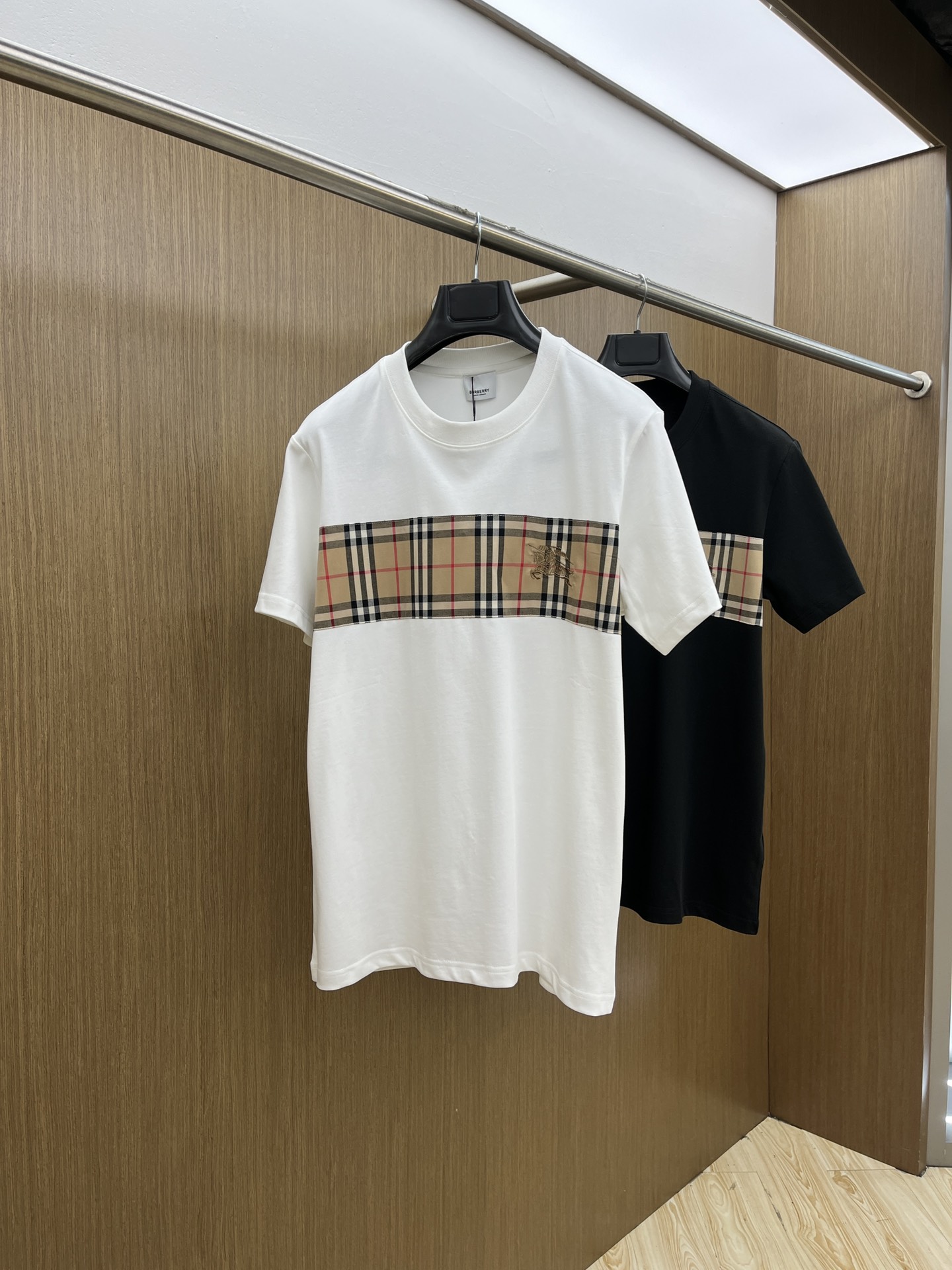 NO:125762,BBR high-end fabric 2025 spring and summer new product is launched in the market for fashionable classic round neck short-sleeved fashion item design, more fashionable and comfortable, high-standard customization, very stylish upper body, manual hand-painted craftsmanship, customer-supplied auxiliary materials, customer-supplied imported high-end fabric with very delicate texture, exquisite details and exquisite craftsmanship, extremely shaping item, ftd can be matched with any fashion, super good style, a must-have item for trendy men Size M-3XL Color black. White, T-shirt, alexander wang19860909BBR 高定面料 2025春夏新品上市时尚经典圆领短袖时尚单品设计,更加时尚舒适,高标准定制,上身非常有型,人工手绘工艺, 客供辅料,客供进口高档面料质感非常细腻,细节工艺精湛考究,塑造性极高的一款单品,ftd任何时装都可以搭配,版型超级好 潮男必备单品 尺码M-3XL  颜色黑. 白,,T-shirt,alexander wang,Men's clothing