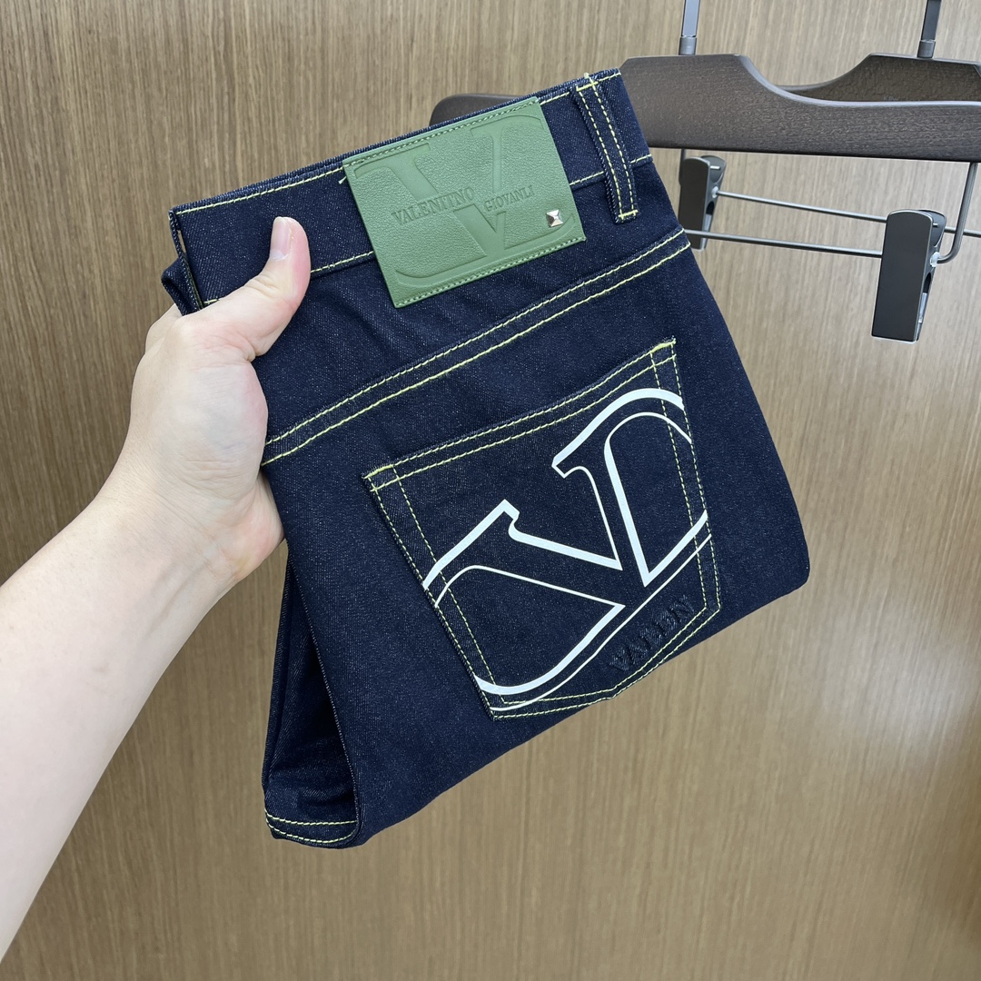 NO:414445,VlTN high-end customization, 2025 early spring thin jeans, released simultaneously on the counter, small foot style, imported color fixing fabric, original custom reproduction, customer-supplied hardware and auxiliary materials, original quality, heavy industry washing, fine workmanship and excellent upper body!  Preferred single product fh12 original single product, number 29-38, 35 without 37, jeans, alexander wang19860909VlTN 高端定制、2025早春薄款最新款牛仔裤 柜台同步发售 小脚版型,进口固色面料 原版定制复刻 客供五金辅料 原单品质 重工洗水 做工走线精细 上身绝佳！优选单品 fh12原单出品 码数29-38有35无37,,jeans,alexander wang,Men's clothing