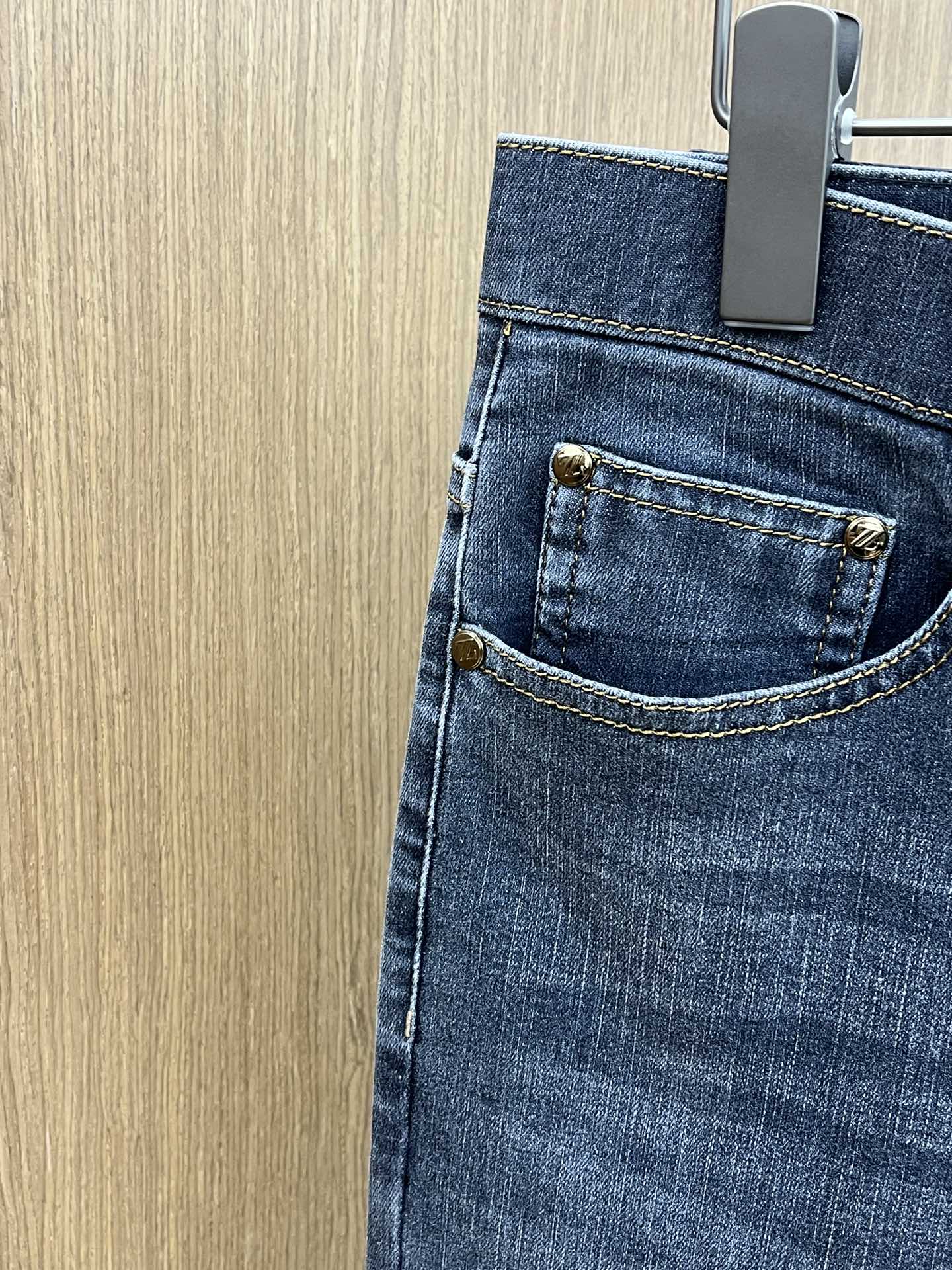  ZZ 🔥🔥高端定制、2025早春薄款最新款牛仔裤 柜台同步发售 小脚版型，进口固色面料 原版定制复刻 