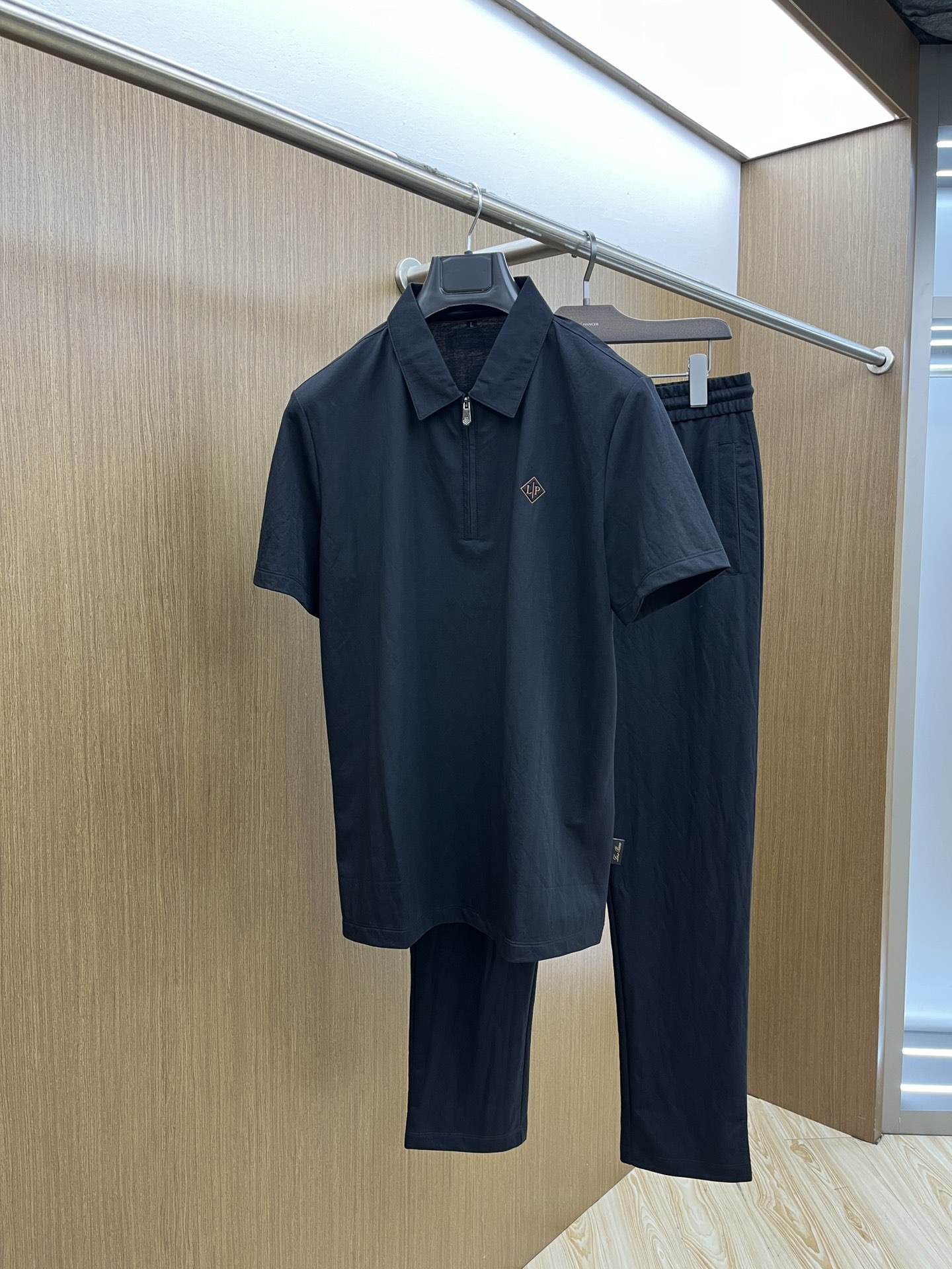 NO:130181,New style / set LP spring and summer new suit Men's lapel Polo shirt short sleeves are available at the counter simultaneously. Simple, fashionable and versatile. High-end quality. Chest brand logo high temperature printing design. Custom imported ice silk fabric. Comfortable and cool to wear. Breathable. JNB high grade and very textured. Fashionable and casual. Color picture and color. Number of codes M-4XL,,loro piano,T-shirt,alexander wang.19860909新款 /套 LP春夏新款套装 男士翻领Polo衫短袖 柜台同步发售 简洁时尚百搭 高端品质 胸前品牌logo高温印压设计 定制进口冰丝面料 穿着舒适冰凉 透气 jnb档次高很有质感 时尚又休闲 颜色图片色 码数M-4XL,,loro piana,T-shirt,alexander wang,Men's clothing