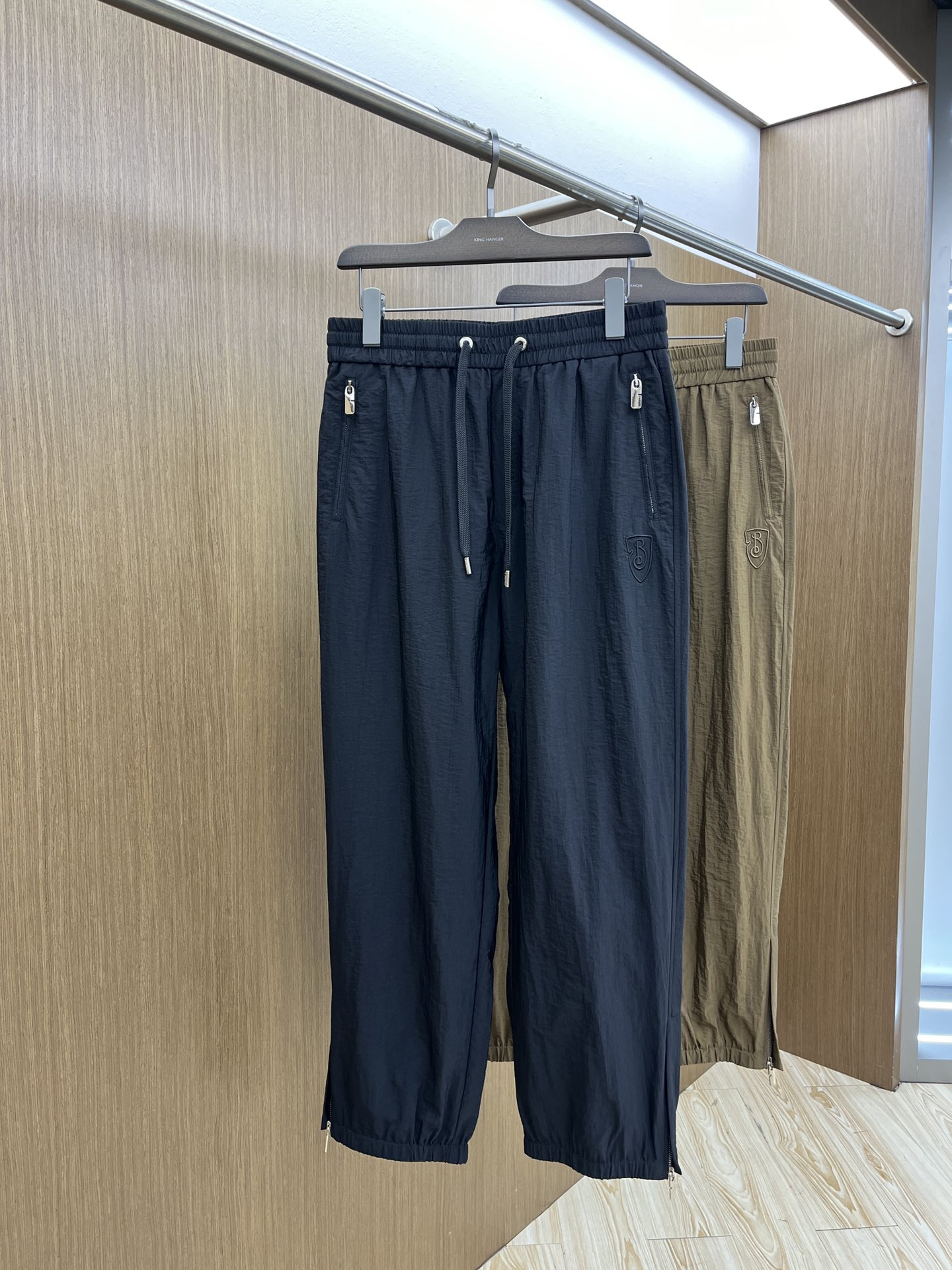 NO:130185,BBR Spring and Summer casual pants are a new interpretation of aesthetics, interpreting a strong style of style, with a strong sense of detail and design. Classic brand logos are used as color matching to interpret classic brand fashion, adding luster to the overall shape. Imported fabrics are soft and comfortable. The inner woven surface is flat and breathable, simple and unique charm. European trade channels, Italian overseas warehouse straight hair, overseas boutique limited sales. 25 spring and summer new casual fashion pants, this pants adopts the design of a big brand to create a fashionable and trendy style, with exquisite details and excellent quality. The pants are embellished with the iconic brand logo, highlighting the brand style, and creating fashionable and diverse styles. Imported fabrics are carefully crafted, soft and comfortable, and are also skin-friendly and comfortable. They are a pair of pants that are comfortable for both home and out. You can go out with a short sleeve of a jacket. FDH color black  Apricot Size: M L XL 2XL 3XL,,jackets & coats,T-shirt,alexander wang19860909BBR 春夏休闲裤子 美学的焕新诠释,演绎浓郁的格调型时尚风范,细节感和设计感强悍.经典品牌标识做为色彩搭配,演绎经典的品牌时尚,为整体造型增光添彩.进口面料,柔软舒适.内里织面平整透气性极佳,简洁而富有独特魅力. 欧洲贸易渠道,意大利海外仓直发,海外精品限定销售.25春夏新款休闲时尚裤,这款裤采用大牌的设计打造时尚潮流感,细节处理精致到位,展现超高的品质. 裤身上点缀标志性品牌标识,彰显品牌格调,打造时尚多样的造型.进口面料精心打造,柔软舒适,还亲肤舒适,是居家和外出都很舒适的一款裤子,随便搭个外套短袖就可以出门啦fdh 颜色黑色 杏色 尺码:M L XL 2XL 3XL,,jackets & coats,T-shirt,alexander wang,Men's clothing