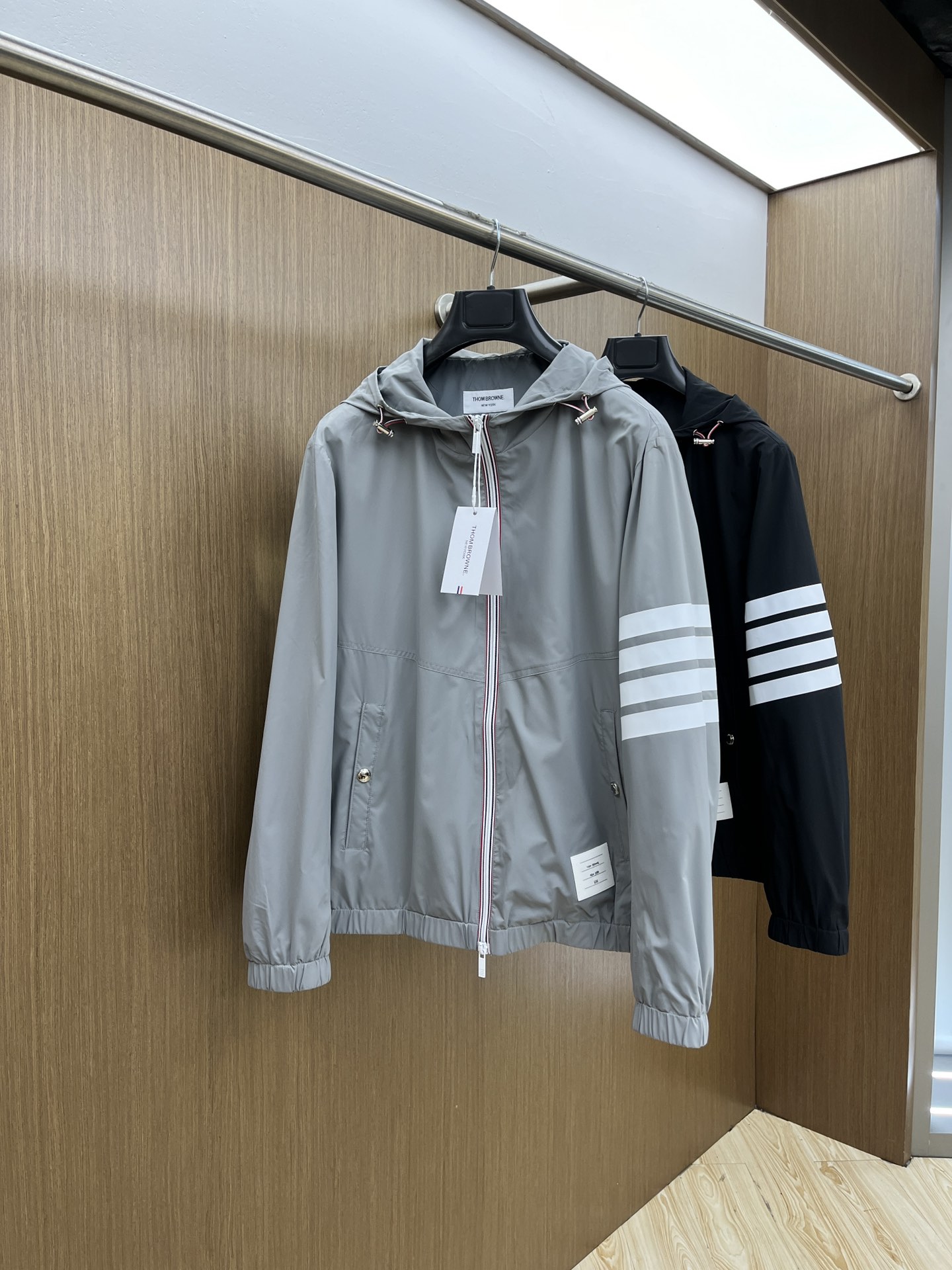 NO:154801,TB 25 Spring and Summer Men's High-end Weaving/Trench Coat Series Jackets High-end Boutique Series, Men and Women's Same Style, Trading Company Channel Orders, Official Website Counter Series, Exclusive First-Open Classic Main Lines, The Most Popular Series Men and Women's Same Style, Classic Urban Casual Style, Versatile Simple Style, Couple Style Jackets!  It can be said to be a must-have for spring and summer. A brand new design style, subversive design, iconic brand pattern logo, new dustproof fabric, light waterproof, casual T-shirt, super fashionable upper body, especially easy to match, spring and summer concave style is naturally indispensable for such high-end configuration. Moreover, its dressing magic is very powerful, basically all types are easy to control, casual style configuration, without discomfort, new style and tone are more outstanding, and the charm of the outfit is naturally more advanced, more outstanding, more outstanding, but it does not lose temperature. Whether it is for external or internal, I believe this style is the perfect choice!  !  !  Color black/blue Number of code M L XL 2XL 3XL Size data M: bust 112cm-shoulder width 45cm-coat length 67cm-sleeve length 62cm L: bust 116cm-shoulder width 46cm-coat length 69cm-sleeve length 63cm XL: bust 120cm-shoulder width 47cm-coat length 71cm-sleeve length 64cm 2XL: bust 124cm-shoulder width 48cm-coat length 73cm-sleeve length 65cm 3XL: bust 128cm-shoulder width 49cm-coat length 75cm-sleeve length 66cm, Jackets & coats,tees, t-shirt, alexander wang19860909TB 25春夏 男装高端梭织/风衣 系列外套 高端精品系列,男女同款,贸易公司渠道订单,官网专柜在售系列,业内独家首发经典主线里最抢手最火爆的系列男女同款,经典都市休闲风尚,百搭简约范,情侣款外套！可以说是春夏季必备款了 全新设计风格,颠覆认知的设计,标志性品牌图案标识,全新防尘面料,轻度防水,随便搭件T恤,上身超时髦,特别的便于搭配,春夏季凹造型自然是少不了这样的高档配置 并且它的穿搭魔力十分之强大,基本上各种类型都是轻而易举的驾驭,休闲的版型配置,不会不适感,全新风格以及调性更加的出色更加的出众,穿搭的魅力自然也更加的高级,更加的出彩更加的显帅,但是又不失温度,无论是外穿还是内搭,fdh我相信此款都是完美之选！！！ 颜色黑色/蓝色 码数M L XL 2XL 3XL 尺码数据 M码:胸围112cm-肩宽45cm-衣长67cm-袖长62cm L码:胸围116cm-肩宽46cm-衣长69cm-袖长63cm XL码:胸围120cm-肩宽47cm-衣长71cm-袖长64cm 2XL码:胸围124cm-肩宽48cm-衣长73cm-袖长65cm 3XL码:胸围128cm-肩宽49cm-衣长75cm-袖长66cm,,jackets & coats,tees，t-shirt,alexander wang,Men's clothing