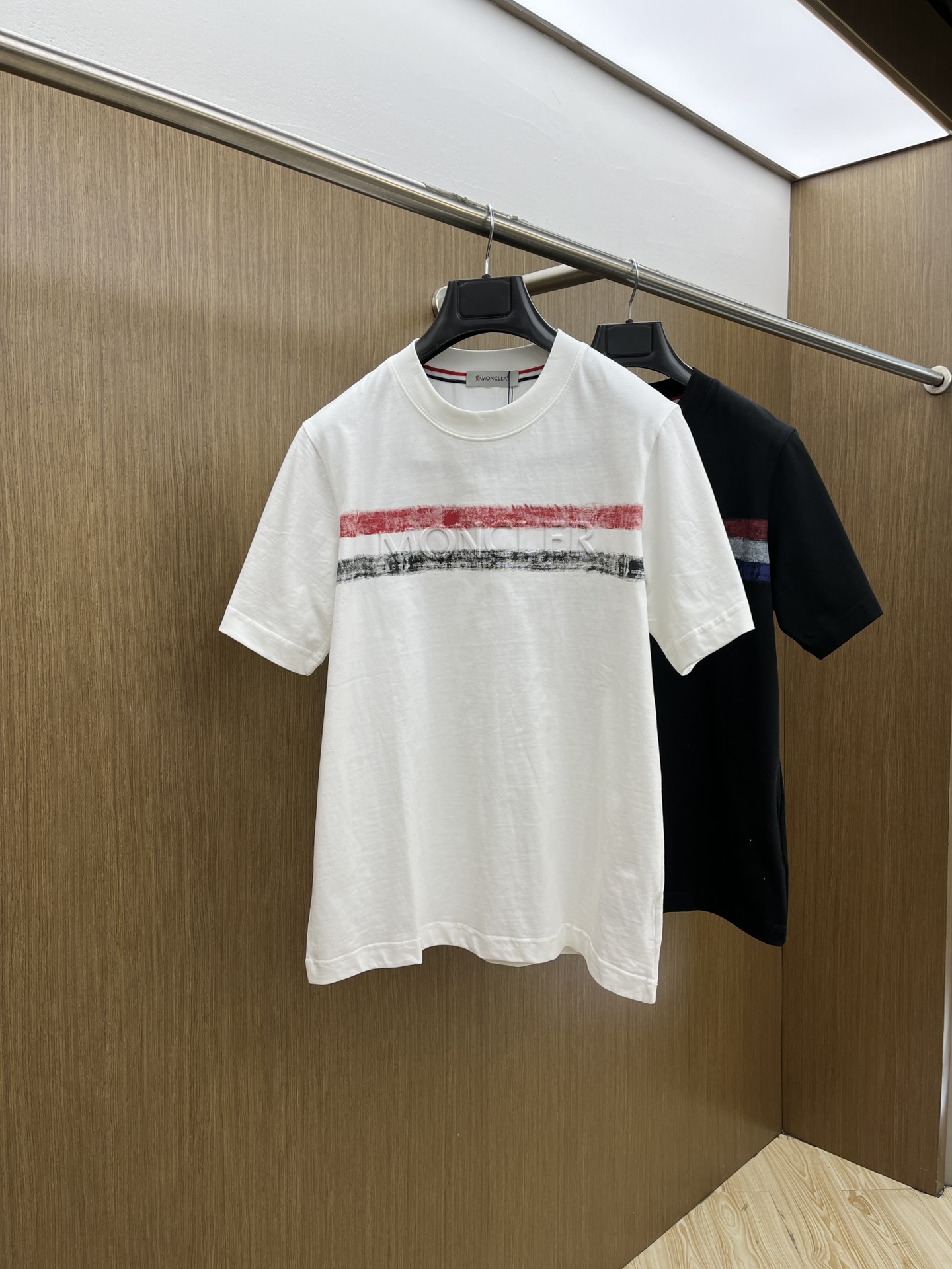 NO:125764,Mon high-end fabric 2025 spring and summer new product is launched in the market for fashionable classic round neck short-sleeved fashion item design, more fashionable and comfortable, high-standard customization, very stylish upper body, manual hand-painted craftsmanship, customer-supplied auxiliary materials, customer-supplied imported high-end fabric with very delicate texture, exquisite details and exquisite craftsmanship, extremely shaping item, ftd can be matched with any fashion, super good style, trendy men's essential items S-XXL Color black. White, T-shirt, alexander wang19860909Mon 高定面料 2025春夏新品上市時尚經典圓領短袖時尚單品設計,更加時尚舒適,高標準定制,上身非常有型,人工手繪工藝, 客供輔料,客供進口高檔面料質感非常細膩,細節工藝精湛考究,塑造性極高的一款單品,ftd任何時裝都可以搭配,版型超級好 潮男必備單品 尺碼S-XXL 顏色黑. 白,,T-shirt,alexander wang,Men's clothing