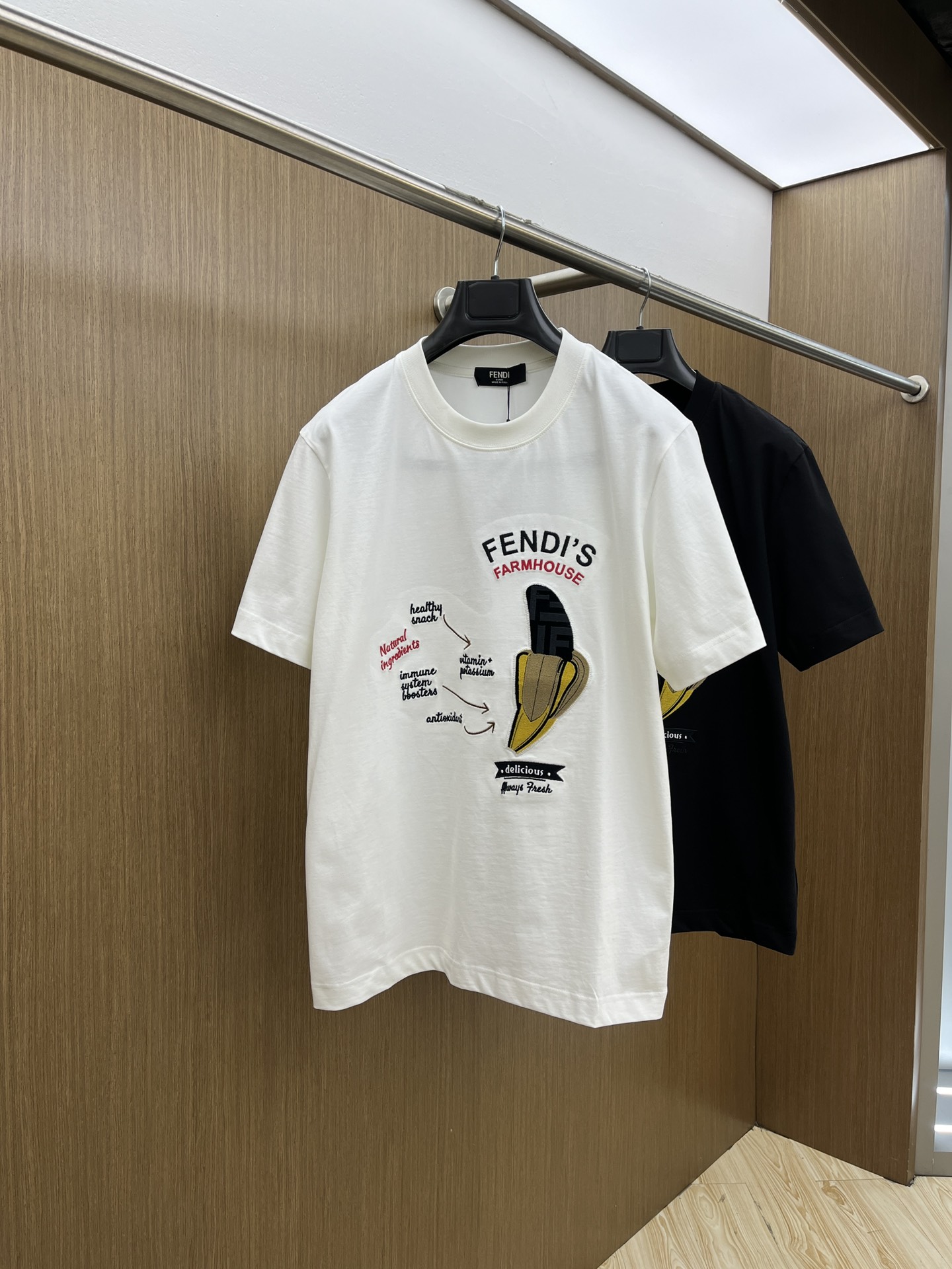 NO:125774,FD high-end fabrics 2025 spring and summer new products are launched in the market, fashionable classic round neck short-sleeved fashion item design, more fashionable and comfortable, high-standard customization, very stylish upper body, manual hand-painted craftsmanship, customer-supplied auxiliary materials, customer-supplied imported high-end fabrics with very delicate texture, exquisite details and exquisite craftsmanship, extremely shaping item, ftd can be matched with any fashion, super good style, trendy men's essential items S-XXL Color black. White, T-shirt, alexander wang19860909FD 高定面料 2025春夏新品上市時尚經典圓領短袖時尚單品設計,更加時尚舒適,高標準定制,上身非常有型,人工手繪工藝, 客供輔料,客供進口高檔面料質感非常細膩,細節工藝精湛考究,塑造性極高的一款單品,ftd任何時裝都可以搭配,版型超級好 潮男必備單品 尺碼S-XXL 顏色黑. 白,,T-shirt,alexander wang,Men's clothing