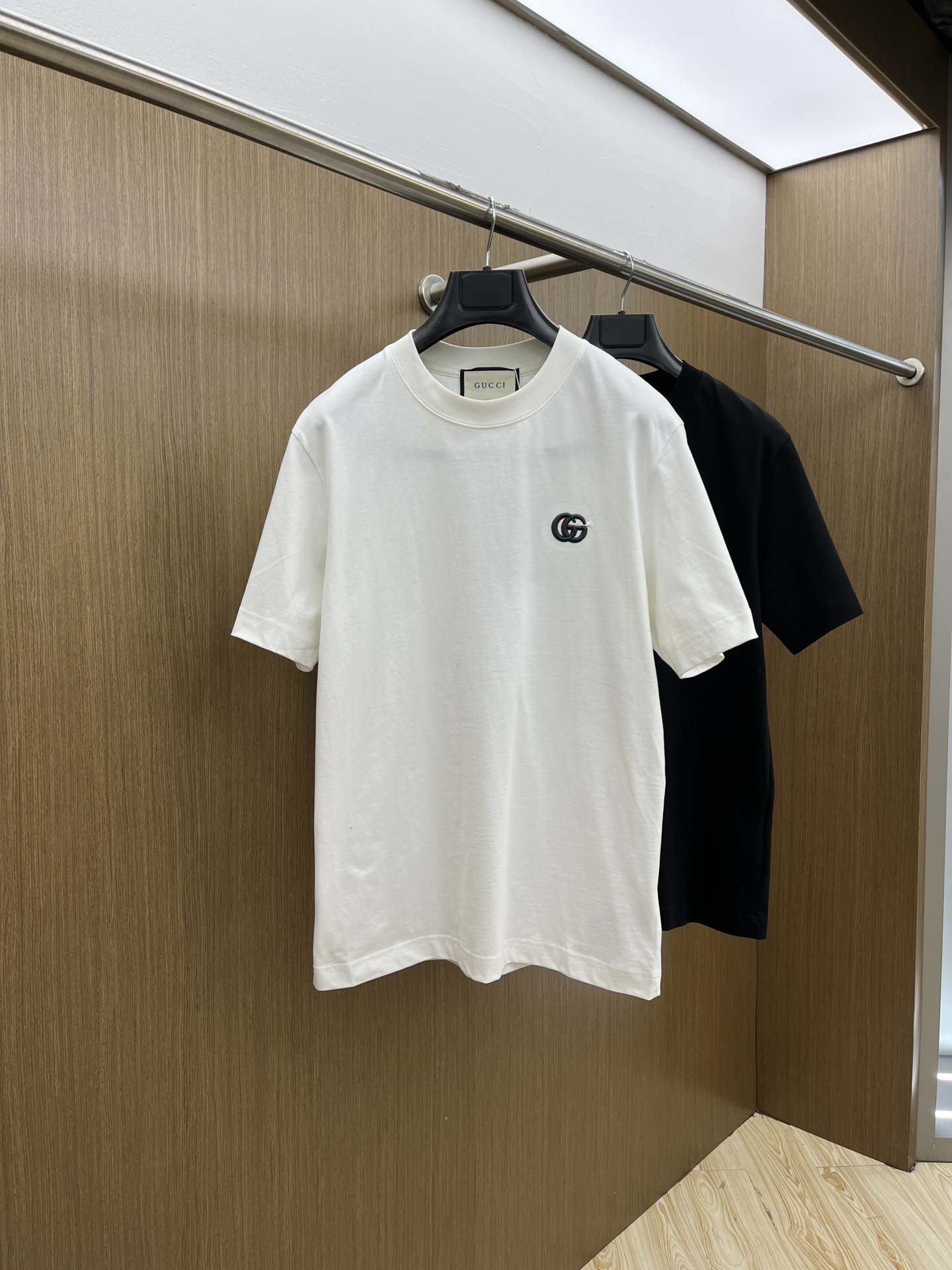 NO:125776,Guc high-end fabric 2025 spring and summer new products are launched in the market, fashionable classic round neck short-sleeved fashion item design, more fashionable and comfortable, high-standard customization, very stylish upper body, manual hand-painted craftsmanship, customer-supplied auxiliary materials, customer-supplied imported high-end fabric with very delicate texture, exquisite details and exquisite craftsmanship, extremely shaping item, ftd can be matched with any fashion, super good style, trendy men's essential items S-XXL Color black. White, gucci, T-shirt, alexander wang19860909Guc 高定面料 2025春夏新品上市時尚經典圓領短袖時尚單品設計,更加時尚舒適,高標準定制,上身非常有型,人工手繪工藝, 客供輔料,客供進口高檔面料質感非常細膩,細節工藝精湛考究,塑造性極高的一款單品,ftd任何時裝都可以搭配,版型超級好 潮男必備單品 尺碼S-XXL 顏色黑. 白,,gucci,T-shirt,alexander wang,Men's clothing