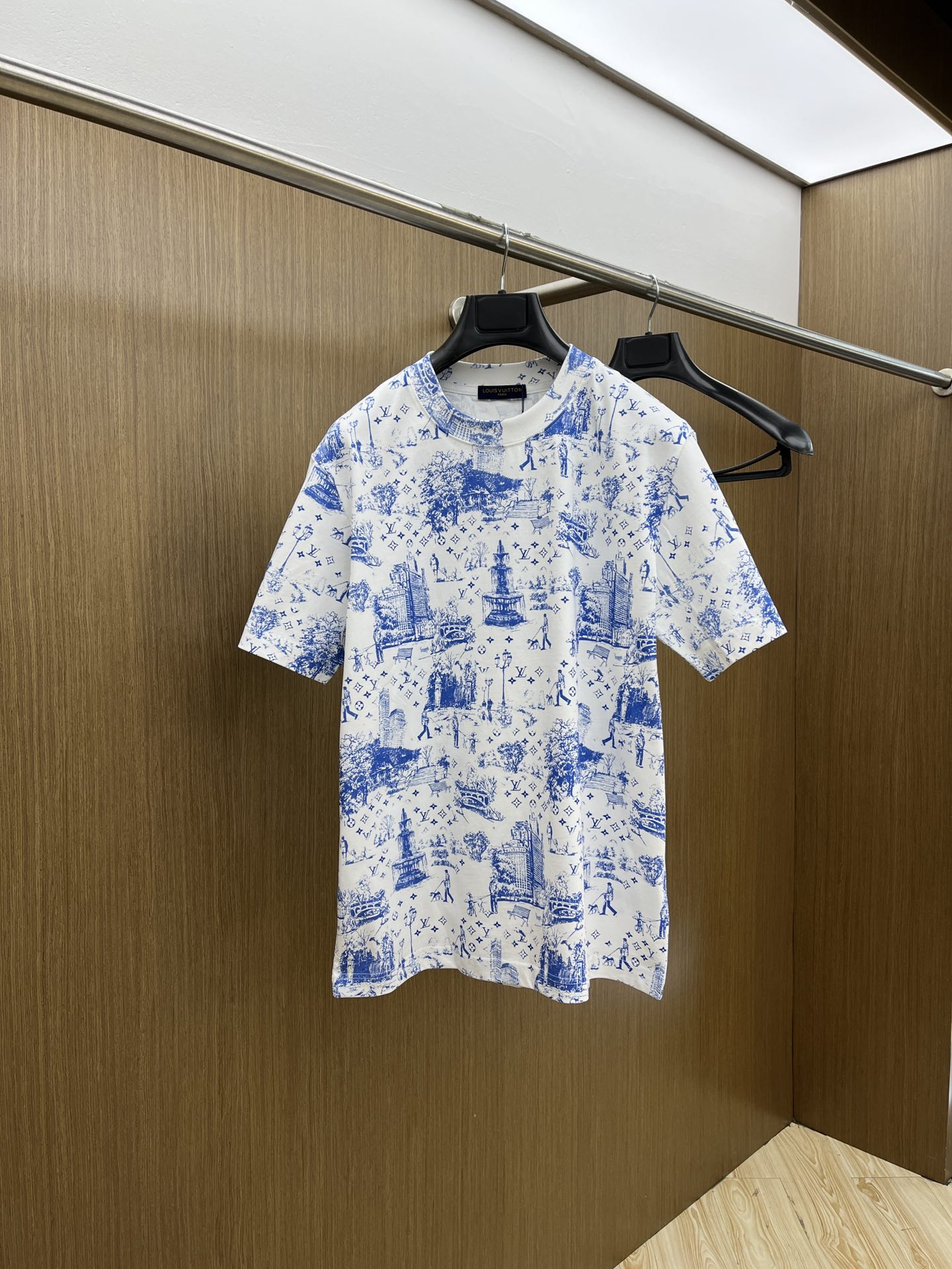 NO:125778,LV high-end fabric 2025 spring and summer new products are launched in the market, fashionable classic round neck short-sleeved fashion item design, more fashionable and comfortable, high-standard customization, very stylish upper body, manual hand-painted craftsmanship, customer-supplied auxiliary materials, customer-supplied imported high-end fabric with very delicate texture, exquisite details and exquisite craftsmanship, extremely shaping item, ftd can be matched with any fashion, super good style, trendy men's essential items S-XXL Color black. White,,louis vuitton, T-shirt, alexander wang19860909LV 高定面料 2025春夏新品上市時尚經典圓領短袖時尚單品設計,更加時尚舒適,高標準定制,上身非常有型,人工手繪工藝, 客供輔料,客供進口高檔面料質感非常細膩,細節工藝精湛考究,塑造性極高的一款單品,ftd任何時裝都可以搭配,版型超級好 潮男必備單品 尺碼S-XXL 顏色黑. 白,,louis vuitton,T-shirt,alexander wang,Men's clothing