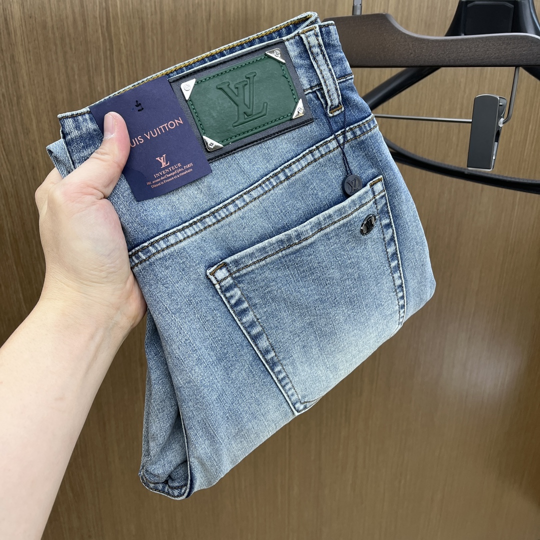 NO:451096,New LV high-end customization, 25SS spring and summer latest jeans are available at the counter simultaneously, imported color fixing fabrics, original custom reproduction, customer-supplied hardware and auxiliary materials, original quality, heavy industry washing, fine workmanship and excellent upper body!  Preferred single product produced by fax, number 29-38 without 35.37, louis vuitton, jeans, alexander wang19860909新款 LV 高端定制、25SS春夏最新款牛仔裤 柜台同步发售 进口固色面料 原版定制复刻 客供五金辅料 原单品质 重工洗水 做工走线精细 上身绝佳！优选单品 fax出品 码数29-38无35.37,,louis vuitton,jeans,alexander wang,Men's clothing