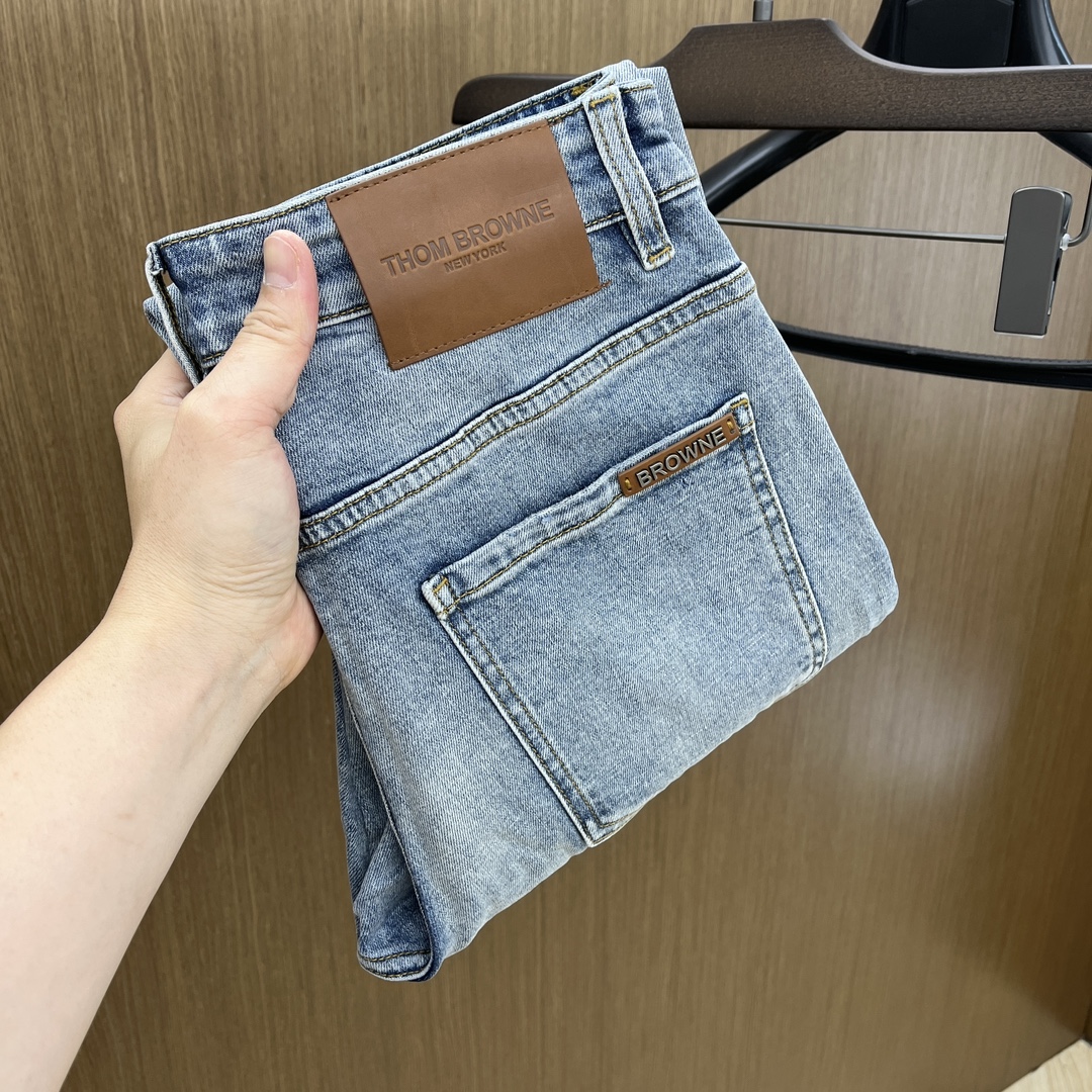 NO:130190,New TB high-end customization, 25ss spring and summer latest original jeans are released simultaneously on the counter. Original custom reproduction. Customer-supplied hardware and accessories. Original quality. Imported denim fabric heavy-duty washing. Fine workmanship and excellent upper body!  Preferred single product FC SIZE:29-36 The next day, jeans,alexander wang19860909新款 TB 高端定制、25ss春夏最新款原牛仔裤 柜台同步发售 原版定制复刻 客供五金辅料 原单品质 进口牛仔面料重工洗水 做工走线精细 上身绝佳！优选单品FC SIZE:29-36 隔天,,jeans,alexander wang,Men's clothing