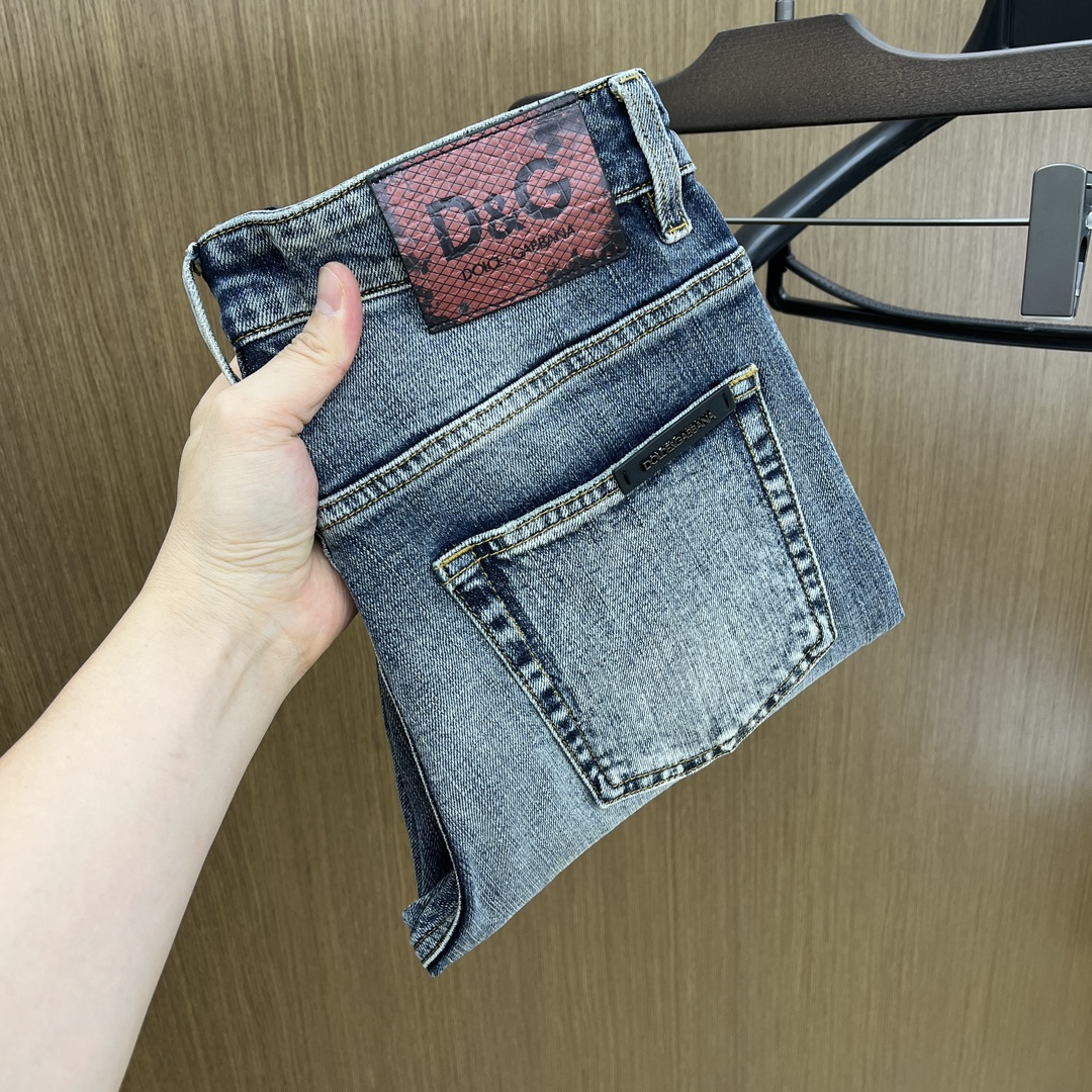 NO:130192,New DG high-end customization, 25ss spring and summer latest original jeans are released simultaneously on the counter. Original custom reproduction. Customer-supplied hardware and accessories. Original quality. Imported denim fabric heavy-working washing. Fine workmanship and excellent upper body!  Preferred single product FC SIZE:29-36 The next day, Dolce & Gabbana, jeans, alexander wang19860909新款 DG 高端定制、25ss春夏最新款原牛仔裤 柜台同步发售 原版定制复刻 客供五金辅料 原单品质 进口牛仔面料重工洗水 做工走线精细 上身绝佳！优选单品FC SIZE:29-36 隔天,,Dolce&Gabbana,jeans,alexander wang,Men's clothing