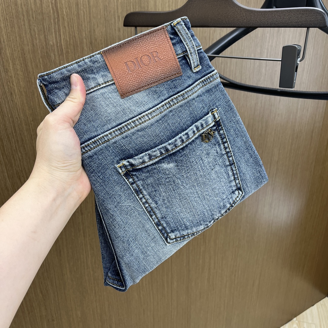 NO:130193,New CD high-end customization, 25ss spring and summer latest original jeans are released simultaneously on the counter. Original custom reproduction. Customer-supplied hardware and accessories. Original quality. Imported denim fabric heavy-working washing. Fine workmanship and excellent upper body!  Preferred single product FC SIZE:29-36 The next day, jeans,alexander wang19860909新款 CD 高端定制、25ss春夏最新款原牛仔裤 柜台同步发售 原版定制复刻 客供五金辅料 原单品质 进口牛仔面料重工洗水 做工走线精细 上身绝佳！优选单品FC SIZE:29-36 隔天,,jeans,alexander wang,Men's clothing