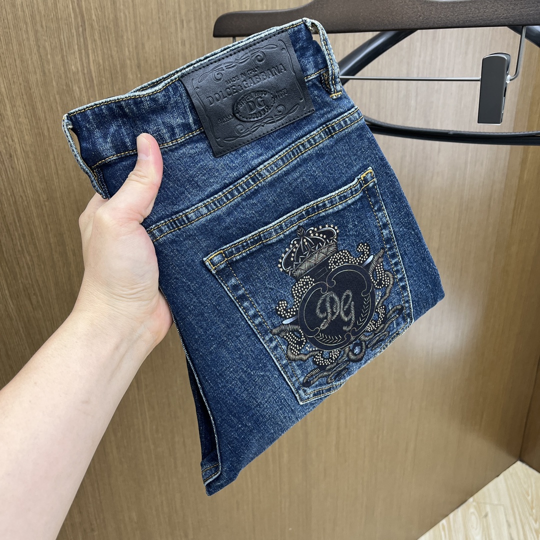 NO:130186,New DG high-end customization, 25ss spring and summer latest original jeans are released simultaneously on the counter. Original custom reproduction. Customer-supplied hardware and accessories. Original quality. Imported denim fabric heavy-working washing. Fine workmanship and excellent upper body!  Preferred single product FC SIZE:29-36 The next day, Dolce & Gabbana, jeans, alexander wang19860909新款 DG 高端定制、25ss春夏最新款原牛仔裤 柜台同步发售 原版定制复刻 客供五金辅料 原单品质 进口牛仔面料重工洗水 做工走线精细 上身绝佳！优选单品FC SIZE:29-36 隔天,,Dolce&Gabbana,jeans,alexander wang,Men's clothing