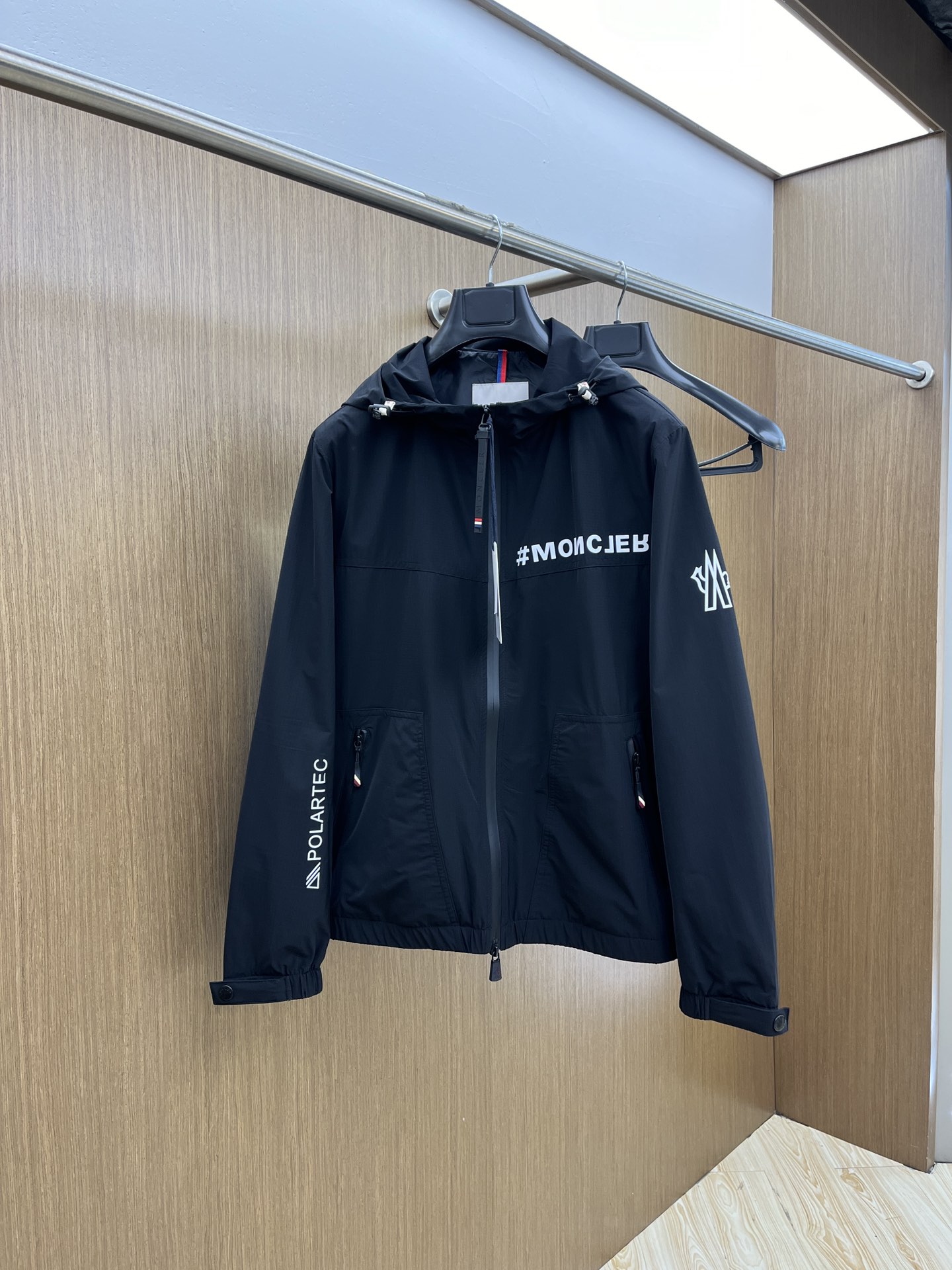 NO:154798,Mon 25 Spring and Summer Men's High-end Weaving/Trench Coat Series Jackets High-end Boutique Series, Men and Women's Same Style, Trading Company Channel Orders, Official Website Counter Series, Exclusively launched the most popular series of men and women's Same Styles in the industry, Classic Urban Casual Style, Versatile Simple Style, Couple Jackets!  It can be said to be a must-have for spring and summer. A brand new design style, subversive design, iconic brand pattern logo, new dustproof fabric, light waterproof, casual T-shirt, super fashionable upper body, especially easy to match, spring and summer concave style is naturally indispensable for such high-end configuration. Moreover, its dressing magic is very powerful, basically all types are easy to control, casual style configuration, without discomfort, new style and tone are more outstanding, and the charm of the outfit is naturally more advanced, more outstanding, more outstanding, but it does not lose temperature. Whether it is for external or internal, I believe this style is the perfect choice!  !  !  Color black/blue Number of code M L XL 2XL 3XL Size data M: bust 112cm-shoulder width 45cm-coat length 67cm-sleeve length 62cm L: bust 116cm-shoulder width 46cm-coat length 69cm-sleeve length 63cm XL: bust 120cm-shoulder width 47cm-coat length 71cm-sleeve length 64cm 2XL: bust 124cm-shoulder width 48cm-coat length 73cm-sleeve length 65cm 3XL: bust 128cm-shoulder width 49cm-coat length 75cm-sleeve length 66cm, Jackets & coats,tees, t-shirt, alexander wang19860909Mon 25春夏 男装高端梭织/风衣 系列外套 高端精品系列,男女同款,贸易公司渠道订单,官网专柜在售系列,业内独家首发经典主线里最抢手最火爆的系列男女同款,经典都市休闲风尚,百搭简约范,情侣款外套！可以说是春夏季必备款了 全新设计风格,颠覆认知的设计,标志性品牌图案标识,全新防尘面料,轻度防水,随便搭件T恤,上身超时髦,特别的便于搭配,春夏季凹造型自然是少不了这样的高档配置 并且它的穿搭魔力十分之强大,基本上各种类型都是轻而易举的驾驭,休闲的版型配置,不会不适感,全新风格以及调性更加的出色更加的出众,穿搭的魅力自然也更加的高级,更加的出彩更加的显帅,但是又不失温度,无论是外穿还是内搭,fdh我相信此款都是完美之选！！！ 颜色黑色/蓝色 码数M L XL 2XL 3XL 尺码数据 M码:胸围112cm-肩宽45cm-衣长67cm-袖长62cm L码:胸围116cm-肩宽46cm-衣长69cm-袖长63cm XL码:胸围120cm-肩宽47cm-衣长71cm-袖长64cm 2XL码:胸围124cm-肩宽48cm-衣长73cm-袖长65cm 3XL码:胸围128cm-肩宽49cm-衣长75cm-袖长66cm,,jackets & coats,tees，t-shirt,alexander wang,Men's clothing