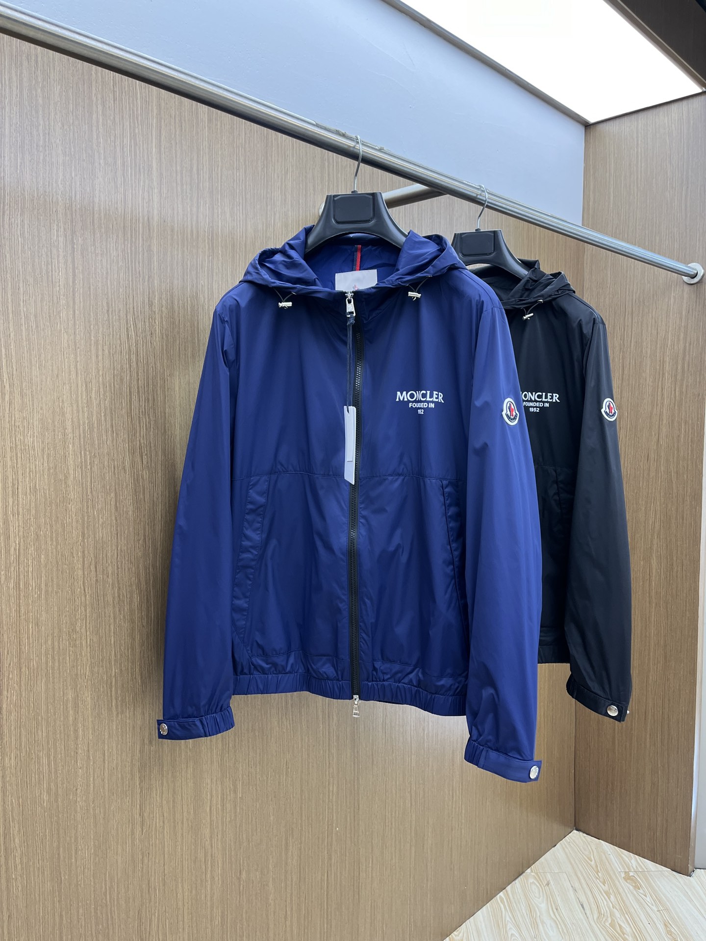 NO:143765,Mon 25 Spring and Summer Men's High-end Weaving/Trench Coat Series Jackets High-end Boutique Series, Men and Women's Same Style, Trading Company Channel Orders, Official Website Counter Series, Exclusively launched the most popular series of men and women's Same Styles in the industry, Classic Urban Casual Style, Versatile Simple Style, Couple Jackets!  It can be said to be a must-have for spring and summer. A brand new design style, subversive design, iconic brand pattern logo, new dustproof fabric, light waterproof, casual T-shirt, super fashionable upper body, especially easy to match, spring and summer concave style is naturally indispensable for such high-end configuration. Moreover, its dressing magic is very powerful, basically all types are easy to control, casual style configuration, without discomfort, new style and tone are more outstanding, and the charm of the outfit is naturally more advanced, more outstanding, more outstanding, but it does not lose temperature. Whether it is for external or internal, I believe this style is the perfect choice!  !  !  Color black/blue Number of code M L XL 2XL 3XL Size data M: bust 112cm-shoulder width 45cm-coat length 67cm-sleeve length 62cm L: bust 116cm-shoulder width 46cm-coat length 69cm-sleeve length 63cm XL: bust 120cm-shoulder width 47cm-coat length 71cm-sleeve length 64cm 2XL: bust 124cm-shoulder width 48cm-coat length 73cm-sleeve length 65cm 3XL: bust 128cm-shoulder width 49cm-coat length 75cm-sleeve length 66cm, Jackets & coats,tees, t-shirt, alexander wang19860909Mon 25春夏 男装高端梭织/风衣 系列外套 高端精品系列,男女同款,贸易公司渠道订单,官网专柜在售系列,业内独家首发经典主线里最抢手最火爆的系列男女同款,经典都市休闲风尚,百搭简约范,情侣款外套！可以说是春夏季必备款了 全新设计风格,颠覆认知的设计,标志性品牌图案标识,全新防尘面料,轻度防水,随便搭件T恤,上身超时髦,特别的便于搭配,春夏季凹造型自然是少不了这样的高档配置 并且它的穿搭魔力十分之强大,基本上各种类型都是轻而易举的驾驭,休闲的版型配置,不会不适感,全新风格以及调性更加的出色更加的出众,穿搭的魅力自然也更加的高级,更加的出彩更加的显帅,但是又不失温度,无论是外穿还是内搭,fdh我相信此款都是完美之选！！！ 颜色黑色/蓝色 码数M L XL 2XL 3XL 尺码数据 M码:胸围112cm-肩宽45cm-衣长67cm-袖长62cm L码:胸围116cm-肩宽46cm-衣长69cm-袖长63cm XL码:胸围120cm-肩宽47cm-衣长71cm-袖长64cm 2XL码:胸围124cm-肩宽48cm-衣长73cm-袖长65cm 3XL码:胸围128cm-肩宽49cm-衣长75cm-袖长66cm,,jackets & coats,tees，t-shirt,alexander wang,Men's clothing