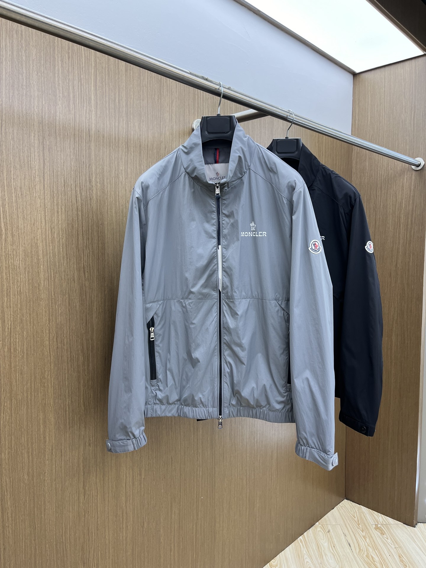 NO:127513,Mon 25 Spring and Summer Men's High-end Weaving/Trench Coat Series Jackets High-end Boutique Series, Men and Women's Same Style, Trading Company Channel Orders, Official Website Counter Series, Exclusively launched the most popular series of men and women's Same Styles in the industry, Classic Urban Casual Style, Versatile Simple Style, Couple Jackets!  It can be said to be a must-have for spring and summer. A brand new design style, subversive design, iconic brand pattern logo, new dustproof fabric, light waterproof, casual T-shirt, super fashionable upper body, especially easy to match, spring and summer concave style is naturally indispensable for such high-end configuration. Moreover, its dressing magic is very powerful, basically all types are easy to control, casual style configuration, without discomfort, new style and tone are more outstanding, and the charm of the outfit is naturally more advanced, more outstanding, more outstanding, but it does not lose temperature. Whether it is for external or internal, I believe this style is the perfect choice!  !  !  Color black/blue Number of code M L XL 2XL 3XL Size data M: bust 112cm-shoulder width 45cm-coat length 67cm-sleeve length 62cm L: bust 116cm-shoulder width 46cm-coat length 69cm-sleeve length 63cm XL: bust 120cm-shoulder width 47cm-coat length 71cm-sleeve length 64cm 2XL: bust 124cm-shoulder width 48cm-coat length 73cm-sleeve length 65cm 3XL: bust 128cm-shoulder width 49cm-coat length 75cm-sleeve length 66cm, Jackets & coats,tees, t-shirt, alexander wang19860909Mon 25春夏 男装高端梭织/风衣 系列外套 高端精品系列,男女同款,贸易公司渠道订单,官网专柜在售系列,业内独家首发经典主线里最抢手最火爆的系列男女同款,经典都市休闲风尚,百搭简约范,情侣款外套！可以说是春夏季必备款了 全新设计风格,颠覆认知的设计,标志性品牌图案标识,全新防尘面料,轻度防水,随便搭件T恤,上身超时髦,特别的便于搭配,春夏季凹造型自然是少不了这样的高档配置 并且它的穿搭魔力十分之强大,基本上各种类型都是轻而易举的驾驭,休闲的版型配置,不会不适感,全新风格以及调性更加的出色更加的出众,穿搭的魅力自然也更加的高级,更加的出彩更加的显帅,但是又不失温度,无论是外穿还是内搭,fdh我相信此款都是完美之选！！！ 颜色黑色/蓝色 码数M L XL 2XL 3XL 尺码数据 M码:胸围112cm-肩宽45cm-衣长67cm-袖长62cm L码:胸围116cm-肩宽46cm-衣长69cm-袖长63cm XL码:胸围120cm-肩宽47cm-衣长71cm-袖长64cm 2XL码:胸围124cm-肩宽48cm-衣长73cm-袖长65cm 3XL码:胸围128cm-肩宽49cm-衣长75cm-袖长66cm,,jackets & coats,tees，t-shirt,alexander wang,Men's clothing