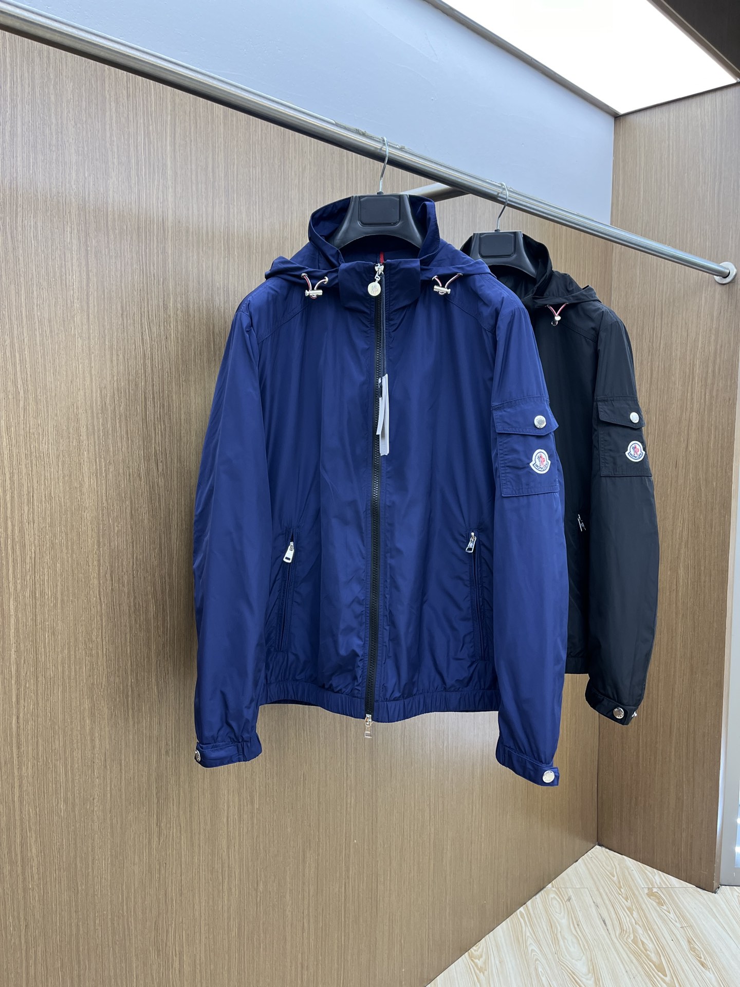 NO:138983,Mon 25 Spring and Summer Men's High-end Weaving/Trench Coat Series Jackets High-end Boutique Series, Men and Women's Same Style, Trading Company Channel Orders, Official Website Counter Series, Exclusively launched the most popular series of men and women's Same Styles in the industry, Classic Urban Casual Style, Versatile Simple Style, Couple Jackets!  It can be said to be a must-have for spring and summer. A brand new design style, subversive design, iconic brand pattern logo, new dustproof fabric, light waterproof, casual T-shirt, super fashionable upper body, especially easy to match, spring and summer concave style is naturally indispensable for such high-end configuration. Moreover, its dressing magic is very powerful, basically all types are easy to control, casual style configuration, without discomfort, new style and tone are more outstanding, and the charm of the outfit is naturally more advanced, more outstanding, more outstanding, but it does not lose temperature. Whether it is for external or internal, I believe this style is the perfect choice!  !  !  Color black/blue Number of code M L XL 2XL 3XL Size data M: bust 112cm-shoulder width 45cm-coat length 67cm-sleeve length 62cm L: bust 116cm-shoulder width 46cm-coat length 69cm-sleeve length 63cm XL: bust 120cm-shoulder width 47cm-coat length 71cm-sleeve length 64cm 2XL: bust 124cm-shoulder width 48cm-coat length 73cm-sleeve length 65cm 3XL: bust 128cm-shoulder width 49cm-coat length 75cm-sleeve length 66cm, Jackets & coats,tees, t-shirt, alexander wang19860909Mon 25春夏 男装高端梭织/风衣 系列外套 高端精品系列,男女同款,贸易公司渠道订单,官网专柜在售系列,业内独家首发经典主线里最抢手最火爆的系列男女同款,经典都市休闲风尚,百搭简约范,情侣款外套！可以说是春夏季必备款了 全新设计风格,颠覆认知的设计,标志性品牌图案标识,全新防尘面料,轻度防水,随便搭件T恤,上身超时髦,特别的便于搭配,春夏季凹造型自然是少不了这样的高档配置 并且它的穿搭魔力十分之强大,基本上各种类型都是轻而易举的驾驭,休闲的版型配置,不会不适感,全新风格以及调性更加的出色更加的出众,穿搭的魅力自然也更加的高级,更加的出彩更加的显帅,但是又不失温度,无论是外穿还是内搭,fdh我相信此款都是完美之选！！！ 颜色黑色/蓝色 码数M L XL 2XL 3XL 尺码数据 M码:胸围112cm-肩宽45cm-衣长67cm-袖长62cm L码:胸围116cm-肩宽46cm-衣长69cm-袖长63cm XL码:胸围120cm-肩宽47cm-衣长71cm-袖长64cm 2XL码:胸围124cm-肩宽48cm-衣长73cm-袖长65cm 3XL码:胸围128cm-肩宽49cm-衣长75cm-袖长66cm,,jackets & coats,tees，t-shirt,alexander wang,Men's clothing