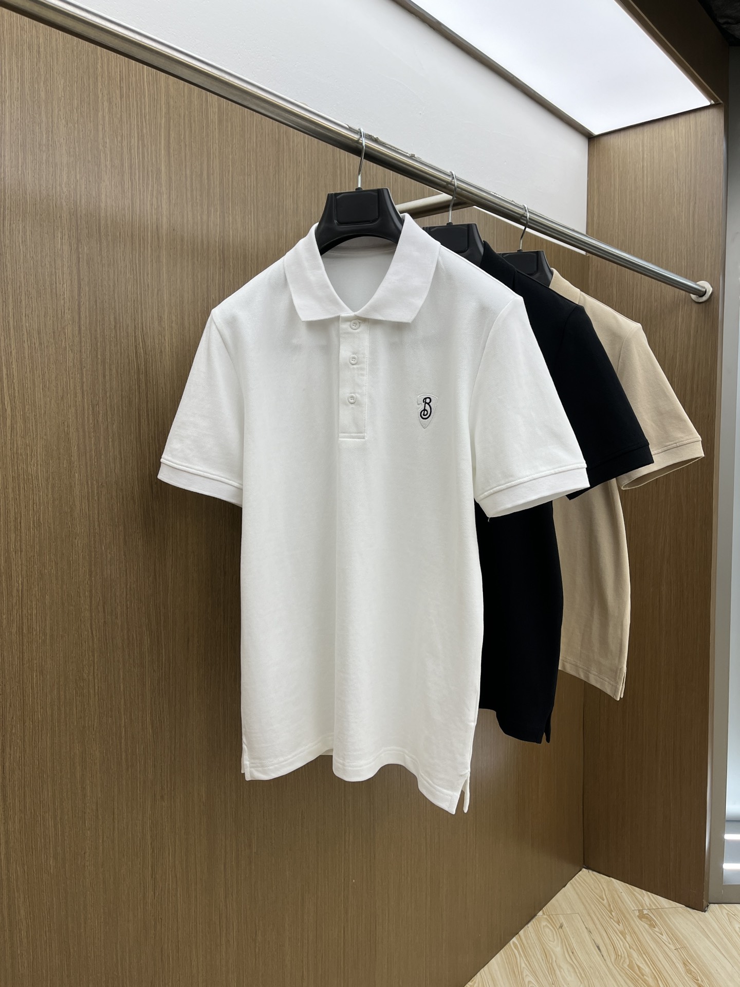 NO:123164,Exclusive customized craftsmanship model, BBR counter synchronizes the new summer products for 2025ss, classic logo logo on men's chest, business casual contrast collar short-sleeved Polo shirt!  Trading companies have sparse channels and GW is on sale at the same time!  The visual is quite exquisite and beautiful, showing the brand's characteristics, with high recognition and fashionable feel. The overall design explains minimalism to the extreme, simple and generous!  The imported bead floor cotton is selected for customers. The fabric feels soft and light, with an unparalleled comfortable texture, close-fitting and skin-friendly and breathable. The simple stand-up collar design modifies the neck lines and demonstrates a capable and neat temperament. The loose style is good for the body and has no sense of restraint. The classic logo embroidery on the chest of the clothes, and the letters and logo of the back collar brand jacquard knitted threads are echoed. It is a symbol of identity and high luxury status. The texture is quite broad and not easy to deform. The whole POLO shirt is uniform and casual in its style. It exudes a hint of masculine charm in every move. The craftsmanship is exquisite and exquisite, with an extraordinary sense of high-end style, setting off the elegant and generous image of a man. The colors are blue, white, bok black!  Size 48/M-56/3XL 48 Shoulder width 42 bust 98 Clothes length 67 sleeves 21 50 Shoulder width 44 bust 102 Clothes length 68 sleeves 22 52 Shoulder width 46 Bust 106 Clothes length 69 sleeves 23 54 Shoulder width 48 Bust 110 Clothes length 70 sleeves 24 56 Shoulder width 50 bust 114 Clothes length 71 sleeves 25, T-shirt, alexander wang19860909独家定制工艺款 ,BBR专柜同步2025ss夏季新品,男士胸前经典徽标标识商务休闲撞色领短袖Polo衫！贸易公司渠道稀出,同步GW发售！视觉颇为精致美观,彰显了品牌特质,辨识度极高且极具时髦感,整体的设计将极简主义阐释到极致,,简约而大方！选用客供进口珠地棉,面料手感软糯轻薄,有着无与伦比的舒适质感,贴身干爽亲肤透气性极强,简洁的立领设计,修饰颈部线条,彰显干练利落气质.宽松版型,对身材包容性好,穿着没有束缚感.衣身胸前经典徽标刺绣点缀,搭配后领品牌字母徽标提花针织螺纹相呼应.则是身份与高奢地位的象征,质地挺阔不易变形,整件POLO衫风格统一潇洒随性,举止投足间又隐隐散发出一丝男性魅力,工艺精湛考究,拥有不凡的高级感,衬托出儒雅大方的男士形象.颜色蓝色,白色,bok黑色！尺码48/M-56/3XL 48 肩宽42胸围98 衣长67袖长21 50 肩宽44胸围102衣长68袖长22 52 肩宽46胸围106衣长69袖长23 54 肩宽48胸围110衣长70袖长24 56 肩宽50胸围114衣长71袖长25,,T-shirt,alexander wang,Men's clothing